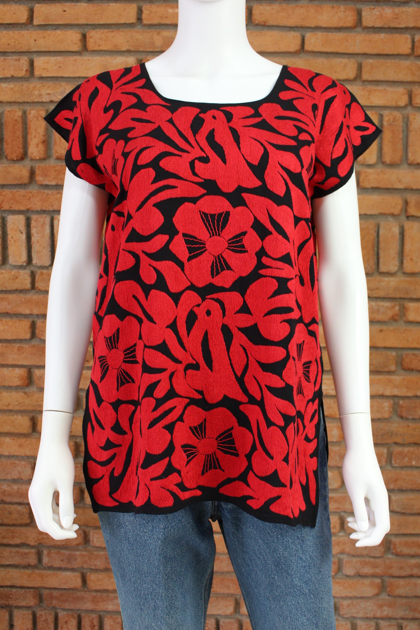 Blusa Bordada a Mano Negro con Rojo Mod. Jalapa Unitalla.