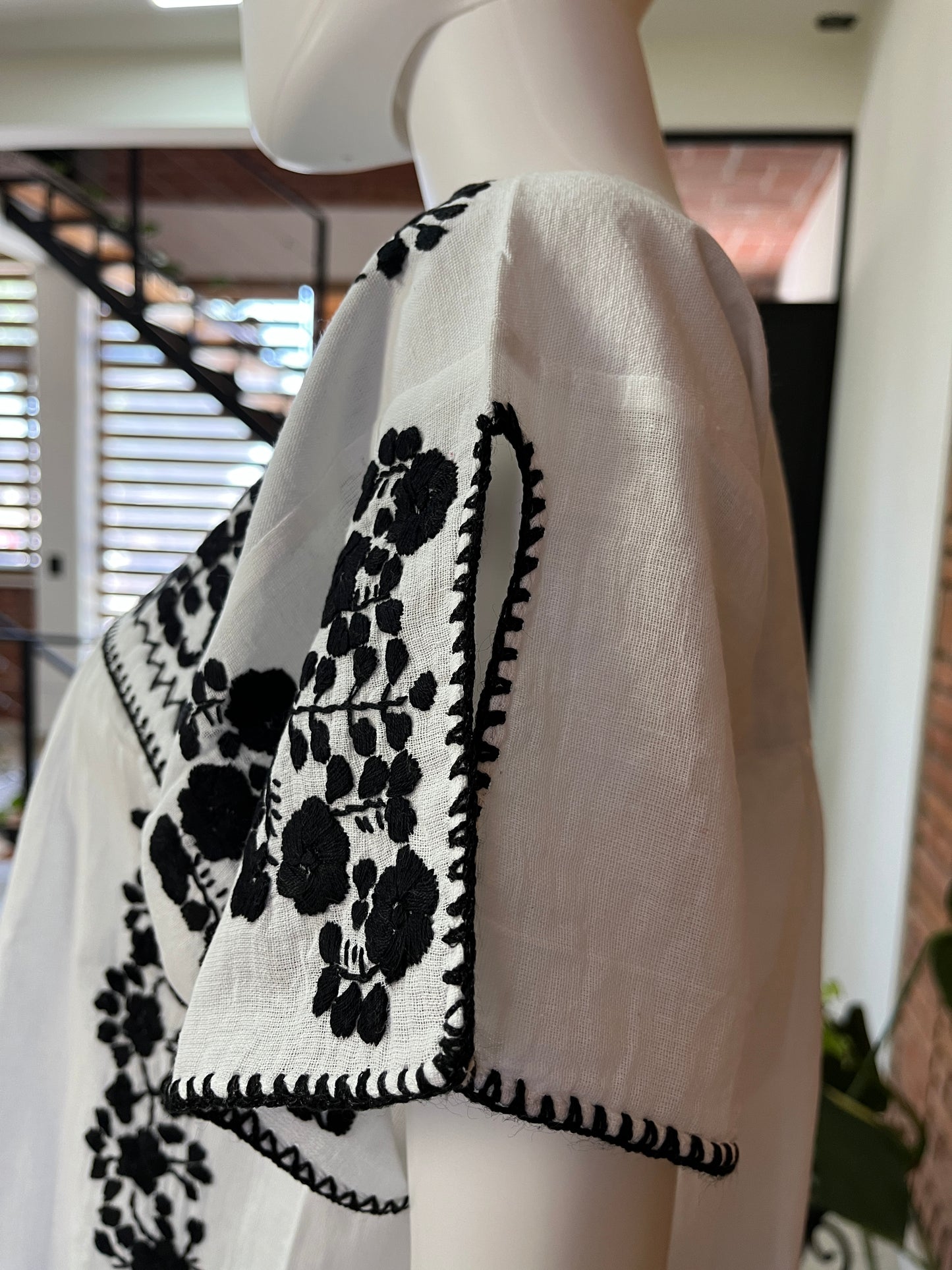 Blusa Bordada a Mano Manta Corrugada Blanca Mod. Ita