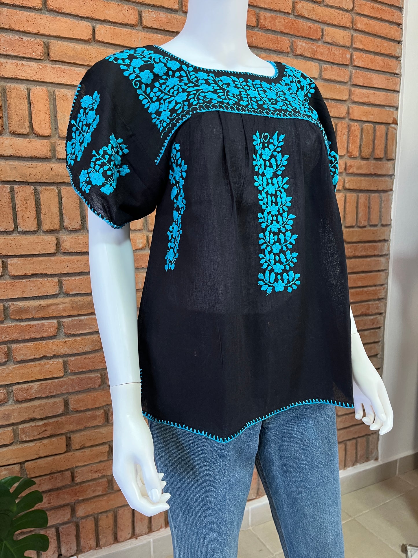 Blusa Bordada a Mano Manta Corrugada Negro Mod. Ita
