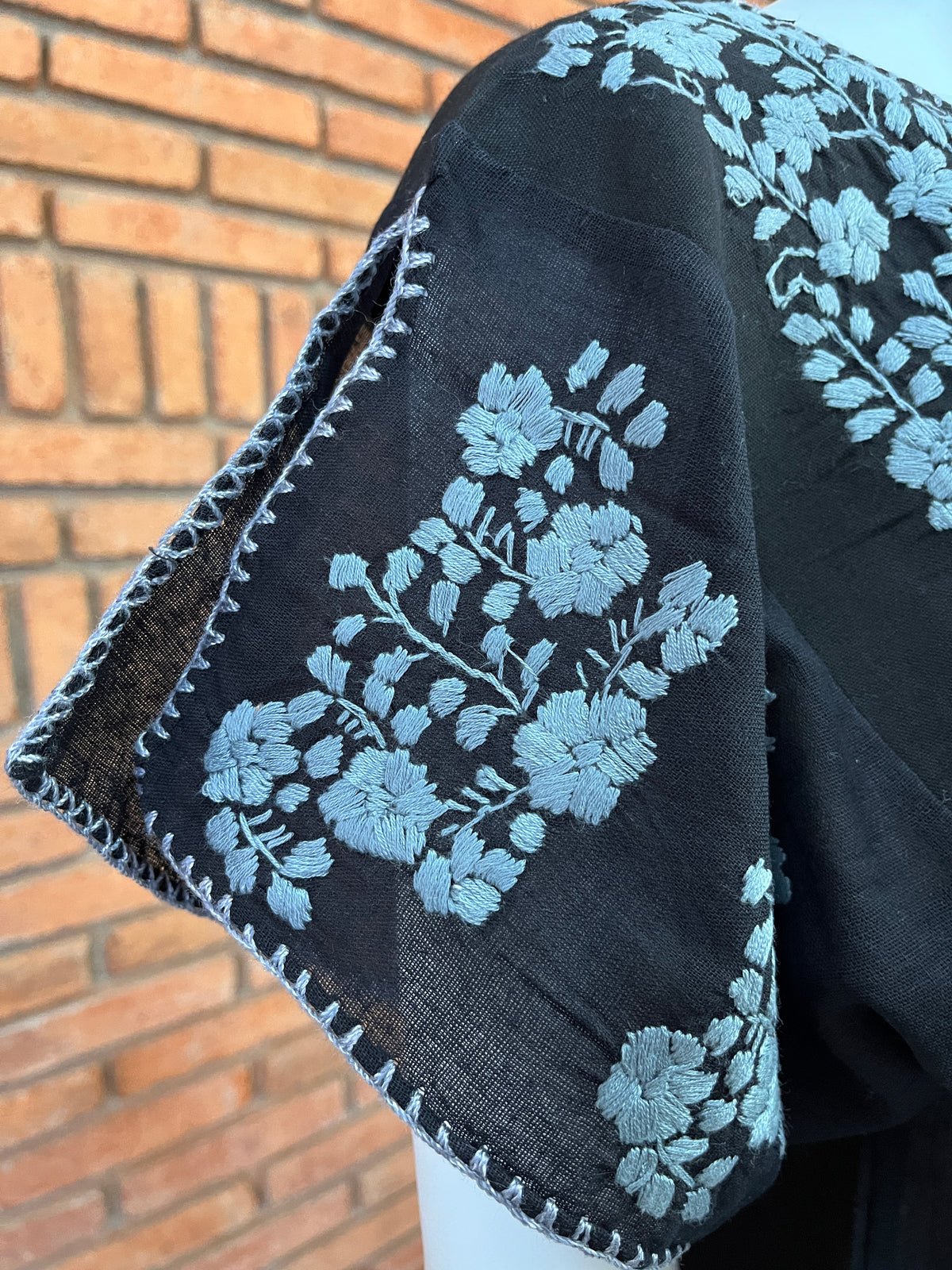 Blusa Bordada a Mano Negro con Gris Mod. Ita