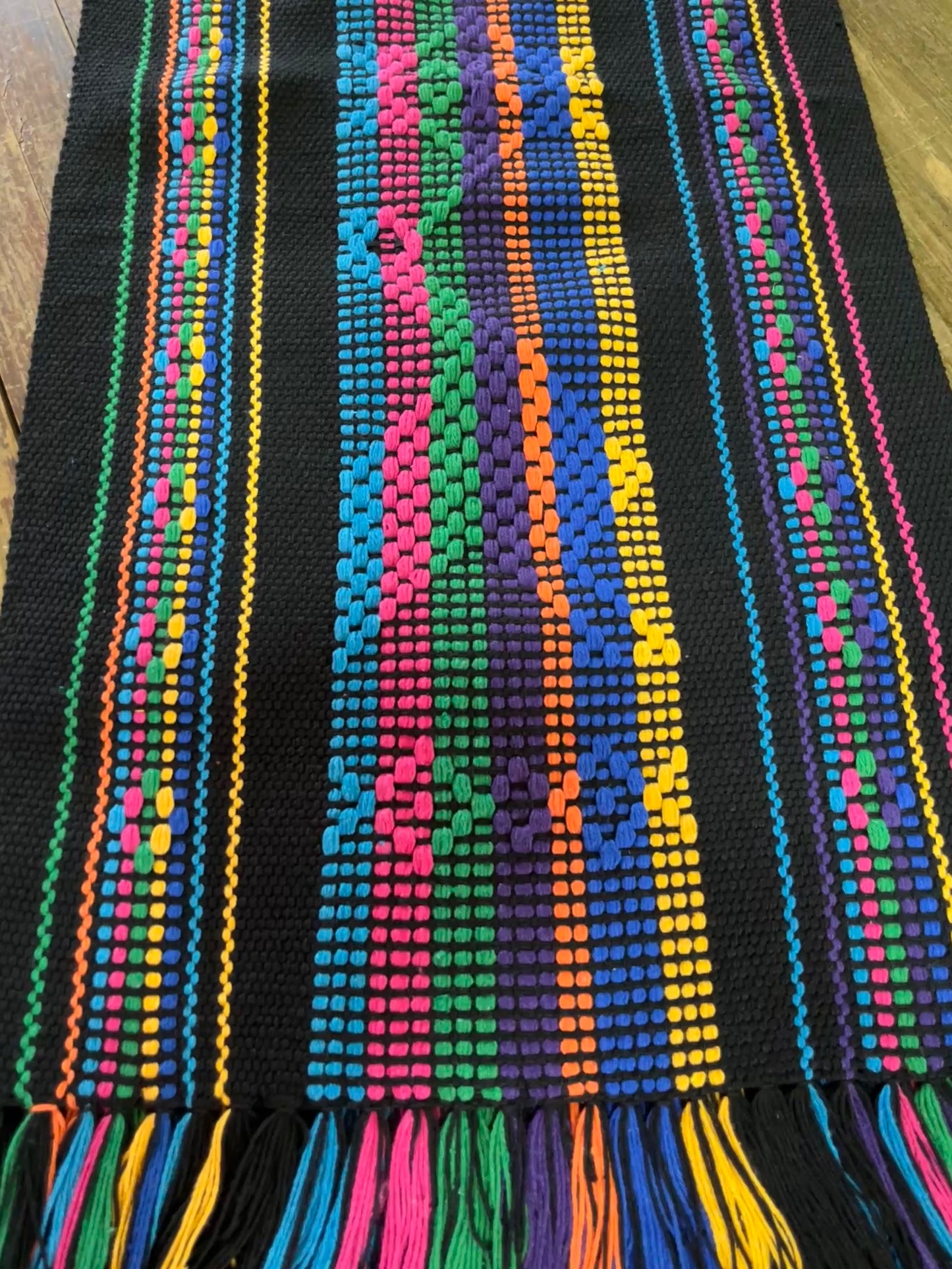Camino de Mesa Hecho en Telar de Cintura (Negro con Multicolor)