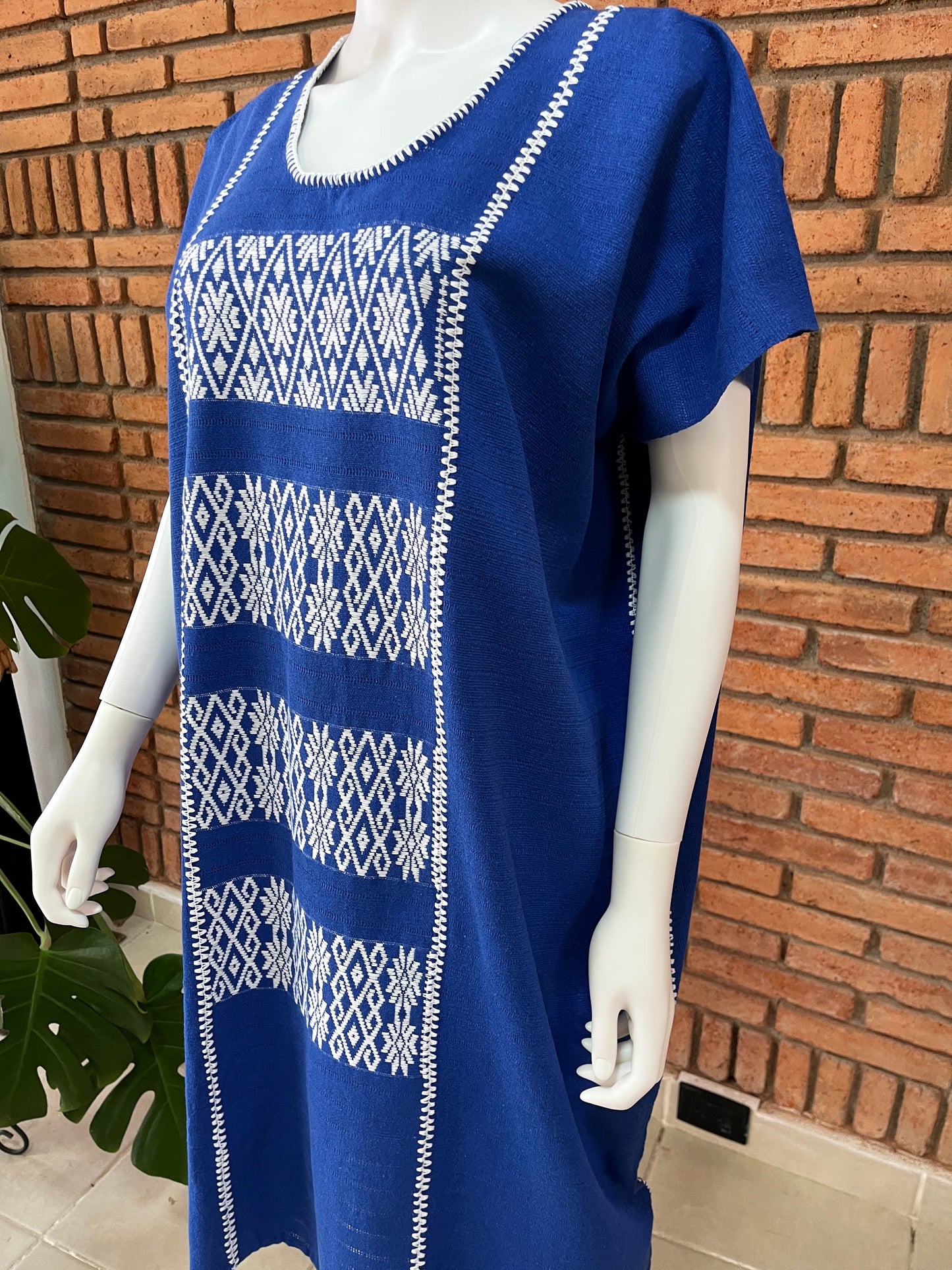 Vestido/Huipil Hecho a Mano Azul Rey con Blanco Mod. Cotzocón Unitalla.
