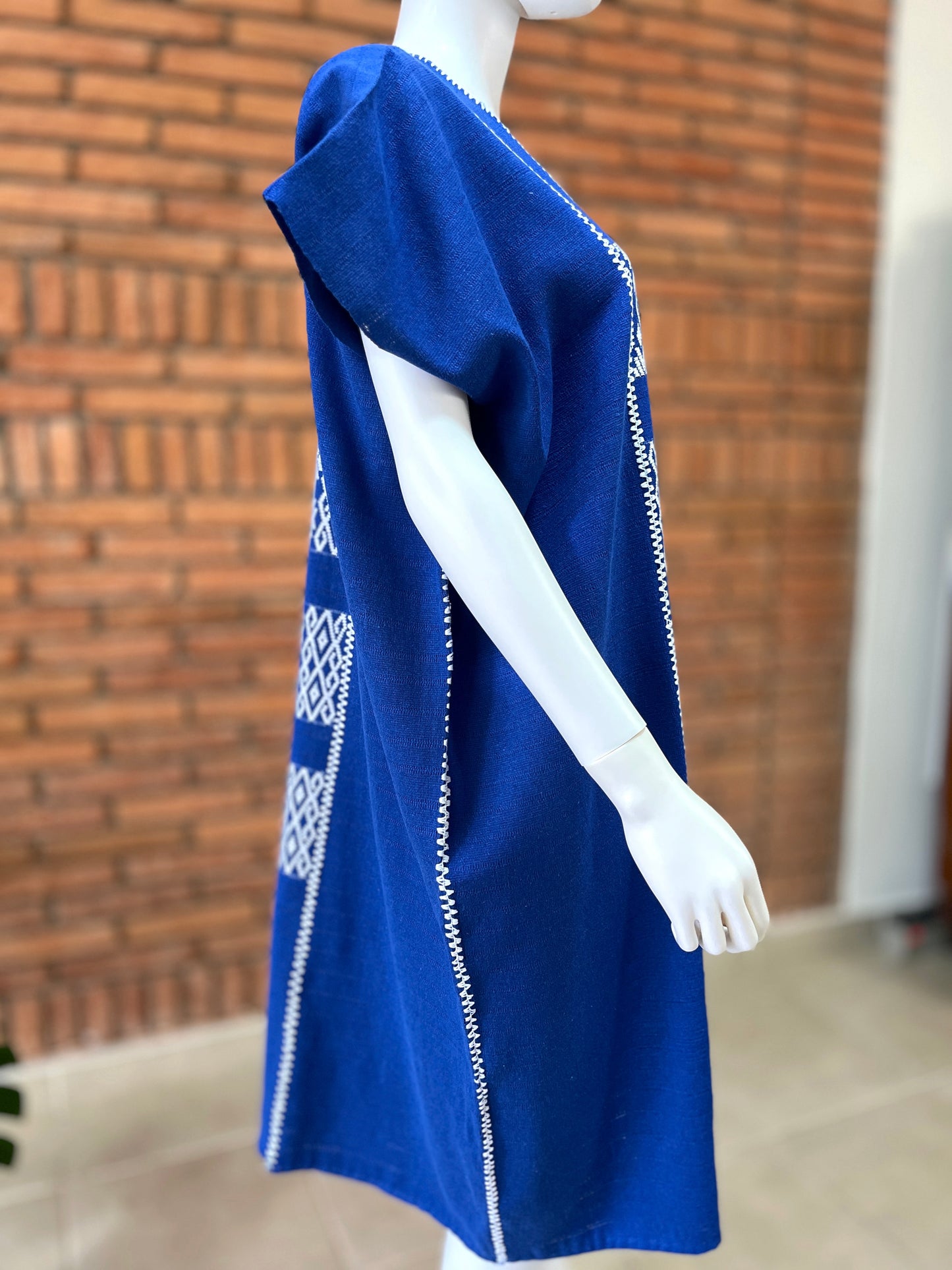 Vestido/Huipil Hecho a Mano Azul Rey con Blanco Mod. Cotzocón Unitalla.
