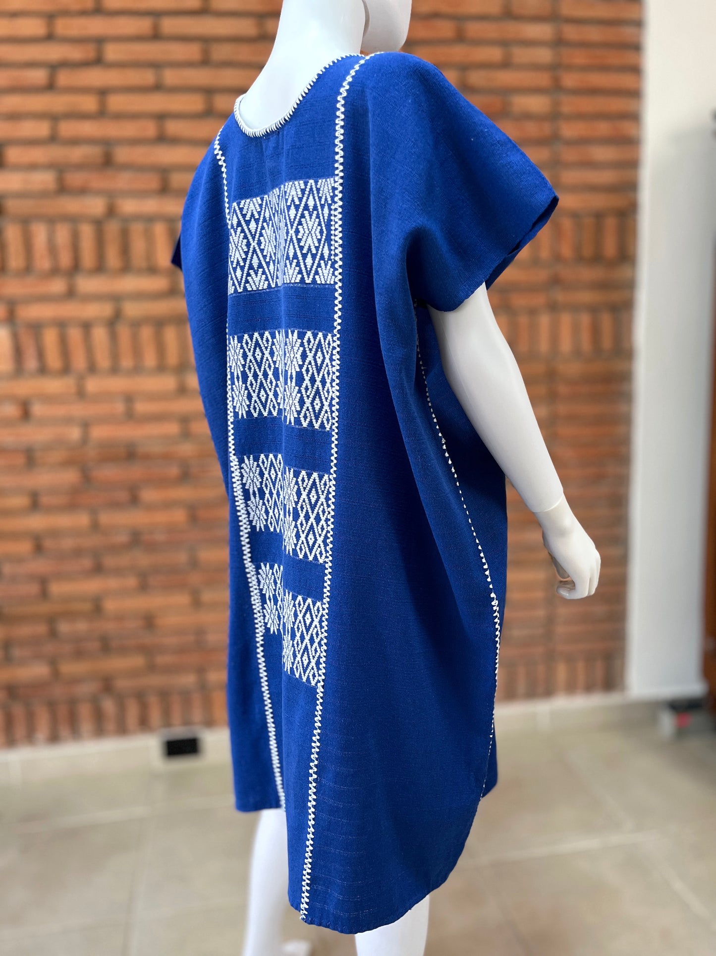 Vestido/Huipil Hecho a Mano Azul Rey con Blanco Mod. Cotzocón Unitalla.