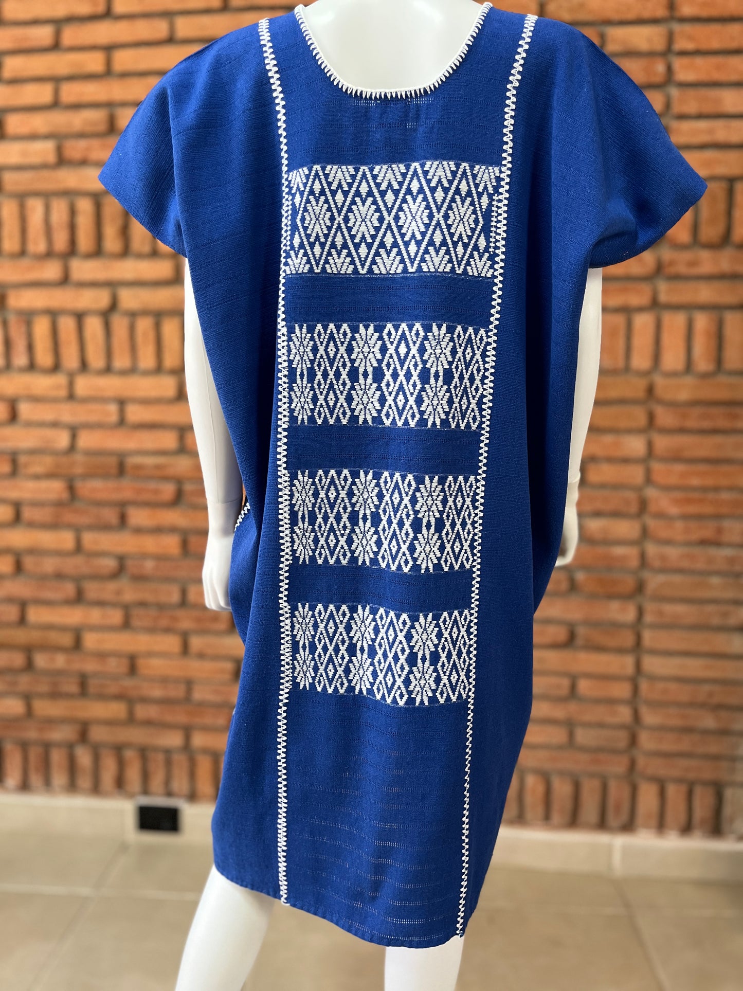 Vestido/Huipil Hecho a Mano Azul Rey con Blanco Mod. Cotzocón Unitalla.