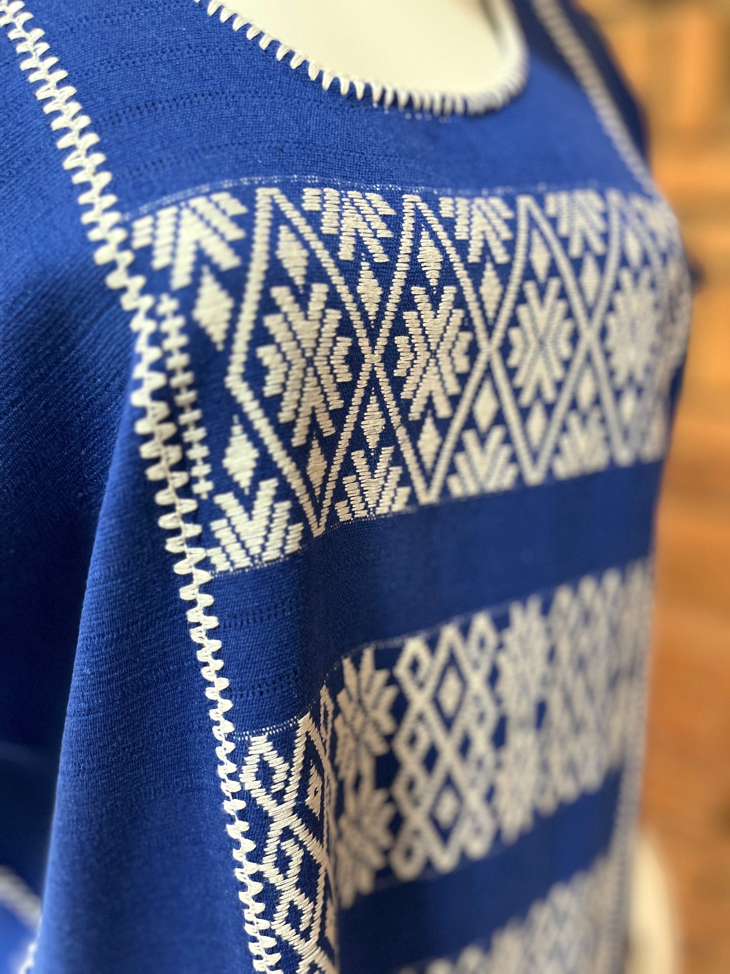 Vestido/Huipil Hecho a Mano Azul Rey con Blanco Mod. Cotzocón Unitalla.