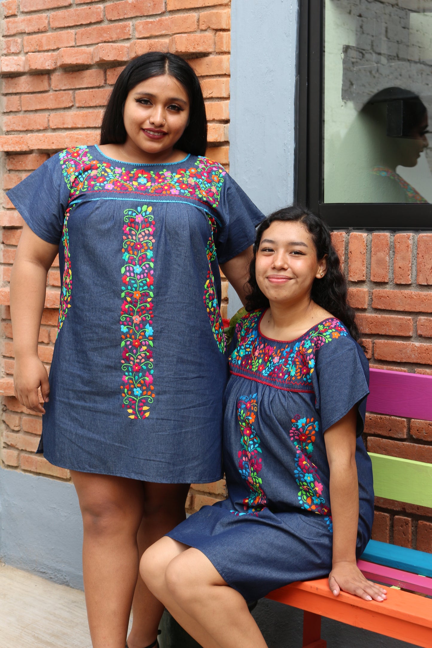 Vestido Mexicano Bordado a Mano Mod. Florecita Mezclilla