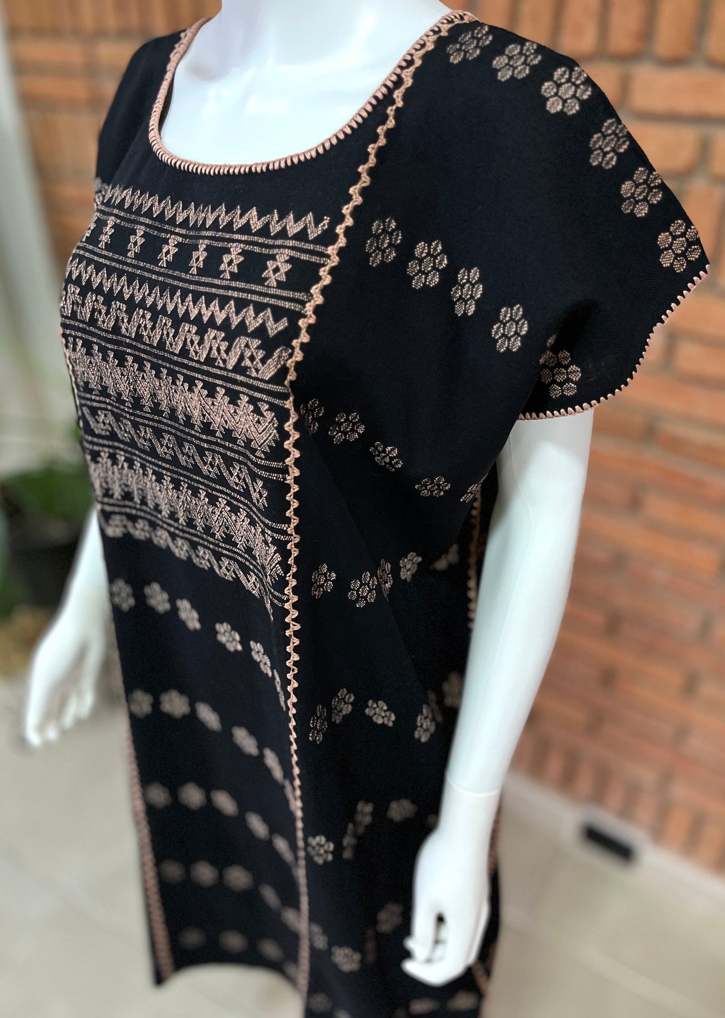 Vestido/Huipil Hecho a Mano Mod. Amuzgo 3 Tiras Negro con Palo de Rosa Unitalla.