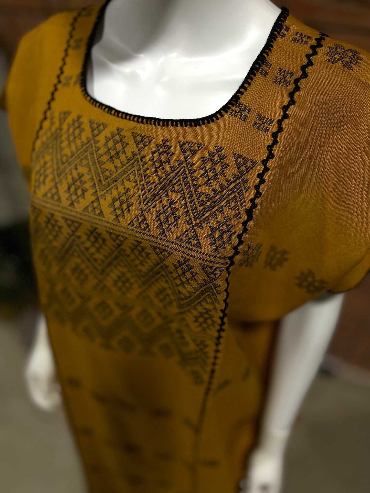 Vestido/Huipil Hecho a Mano Mod. Amuzgo 3 Tiras Mostaza con Negro Unitalla.