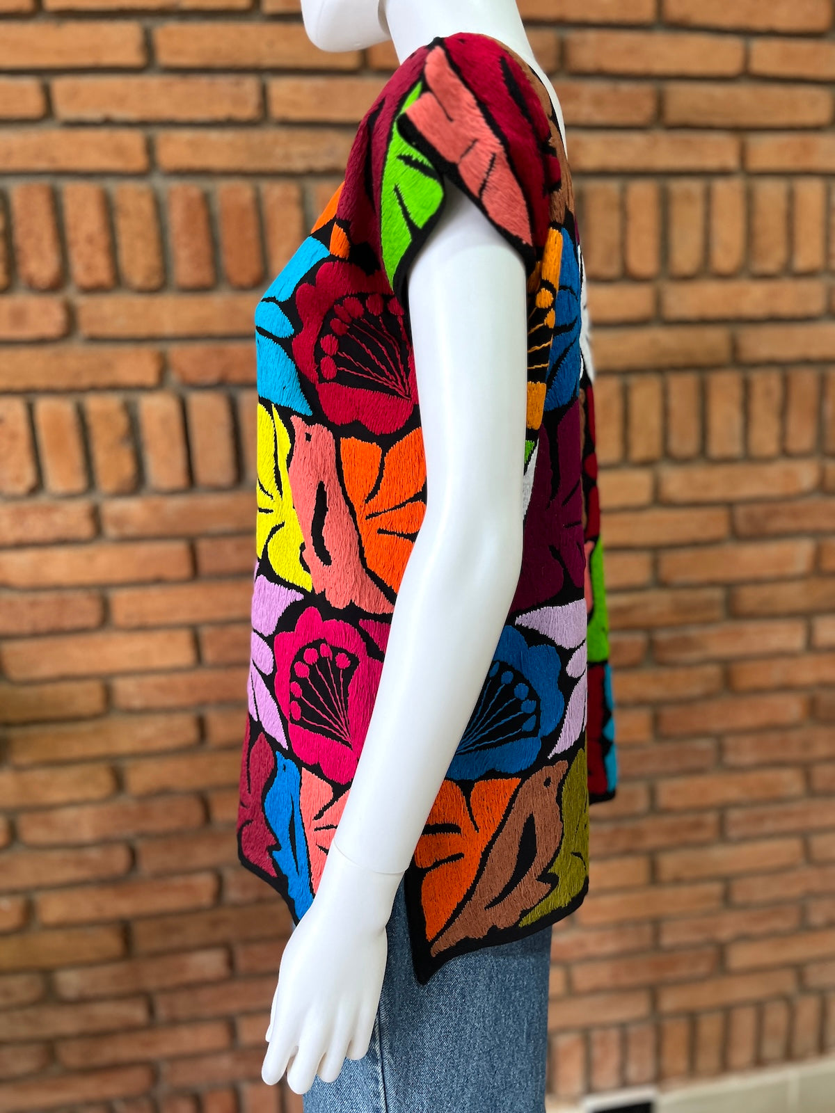 Blusa Bordada a Mano Mod. Jalapa Negro con Multicolor 4 Unitalla.