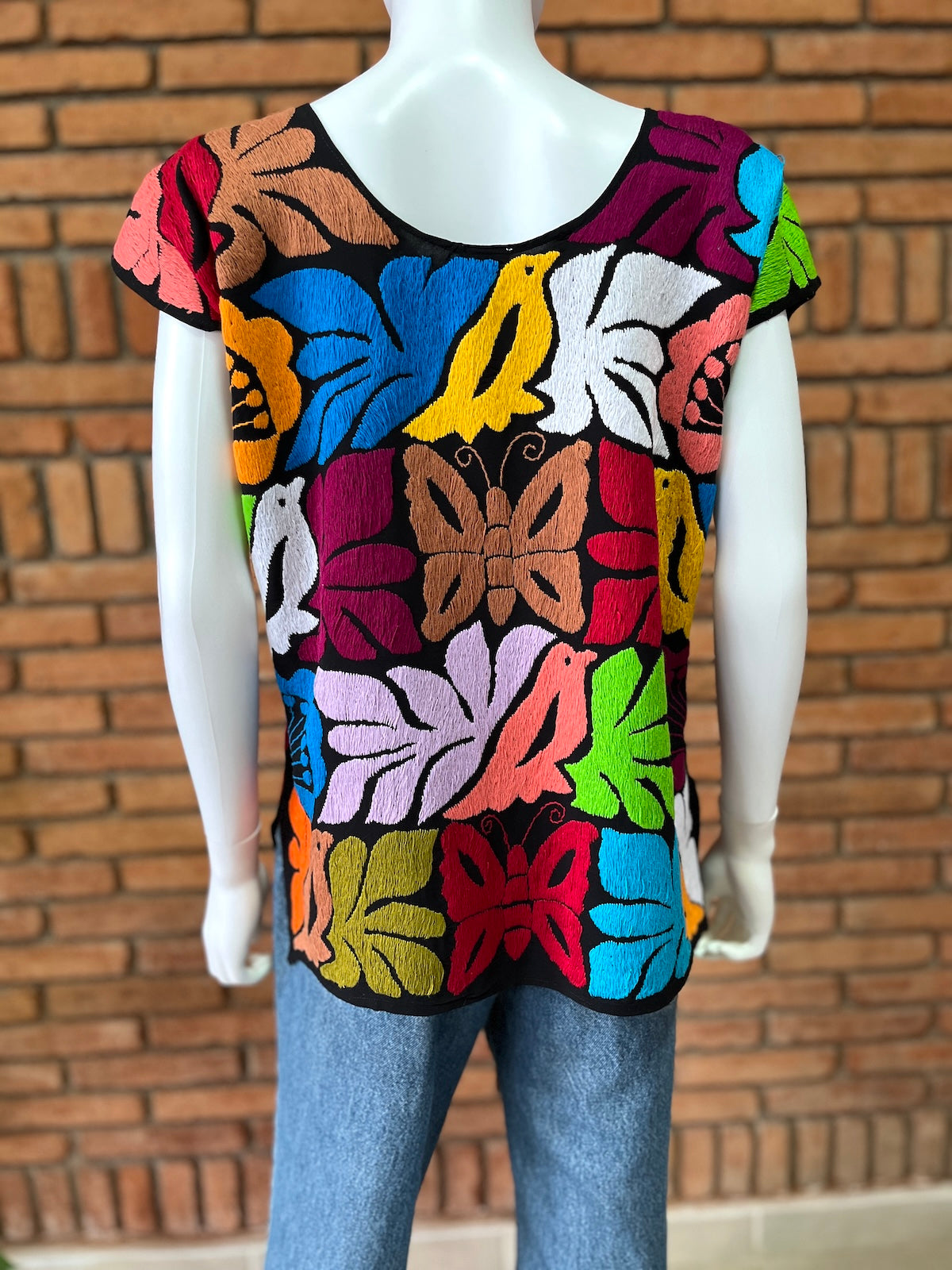 Blusa Bordada a Mano Mod. Jalapa Negro con Multicolor 4 Unitalla.