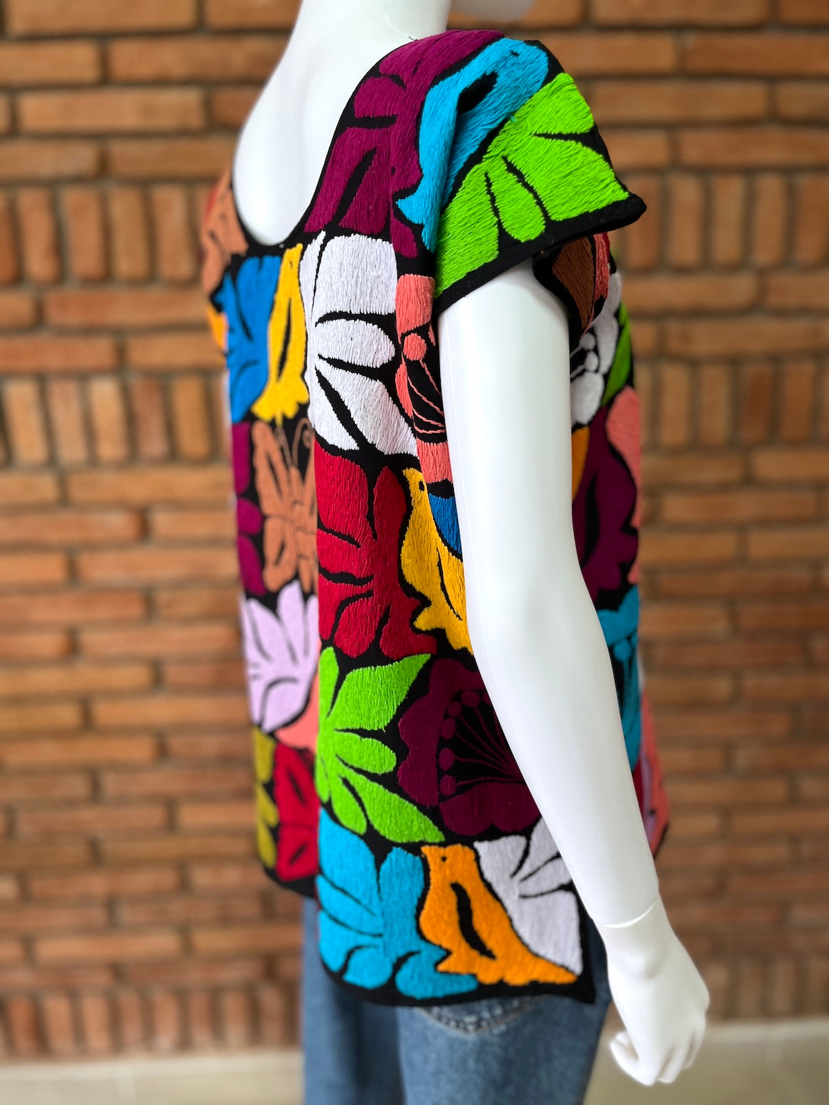 Blusa Bordada a Mano Mod. Jalapa Negro con Multicolor 4 Unitalla.