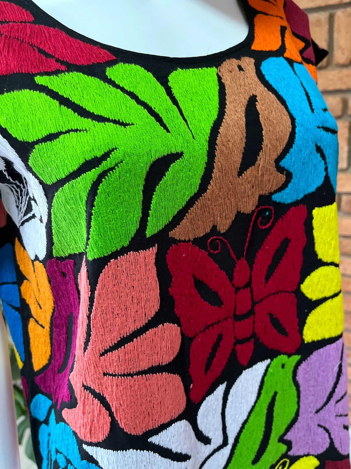 Blusa Bordada a Mano Mod. Jalapa Negro con Multicolor 4 Unitalla.
