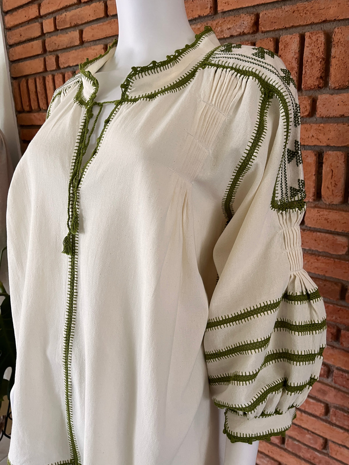 Blusa Tejida a Mano Mod. Bárbara Unitalla Beige con Olivo.