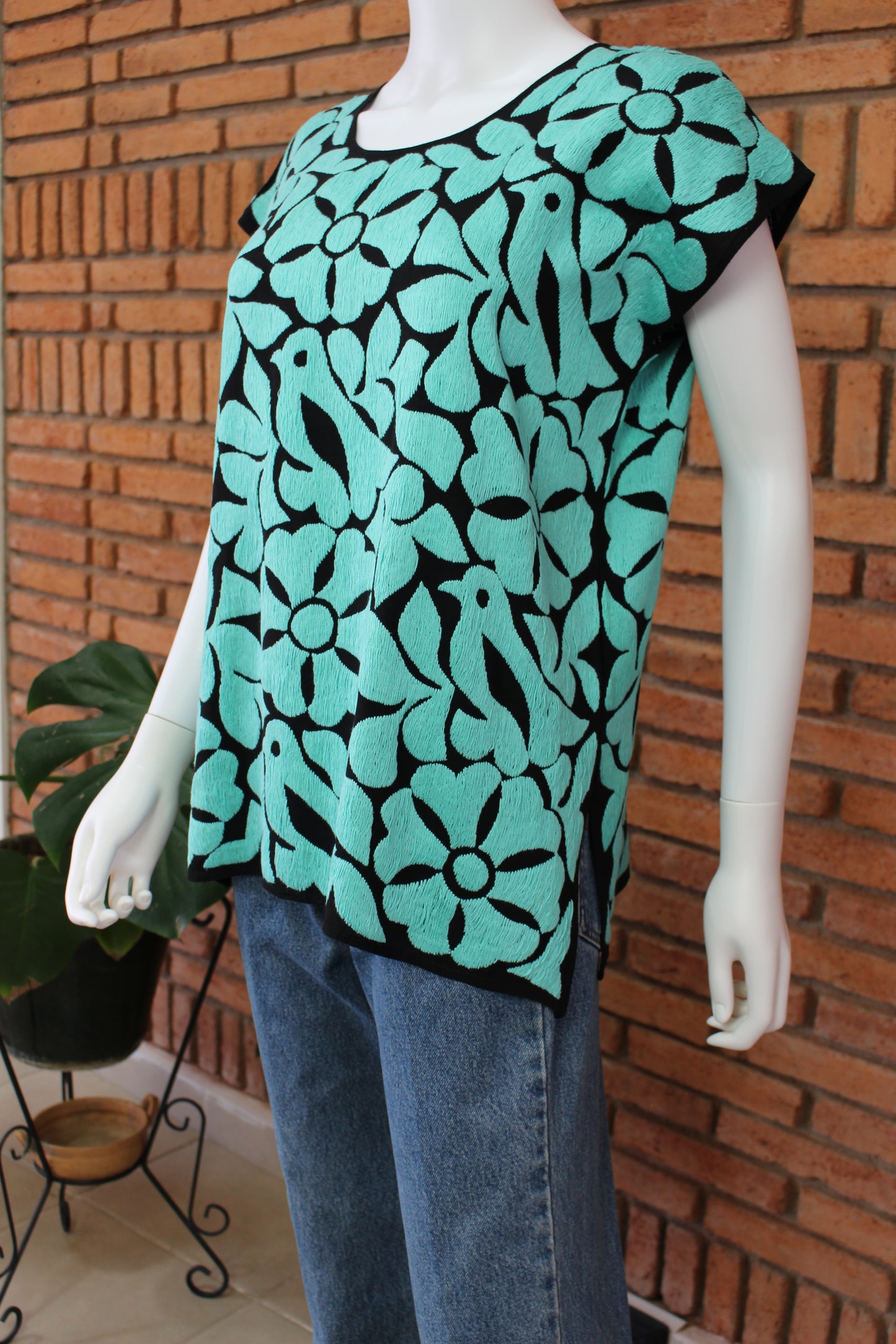Blusa Bordada a Mano Negro con Menta Mod. Jalapa Unitalla