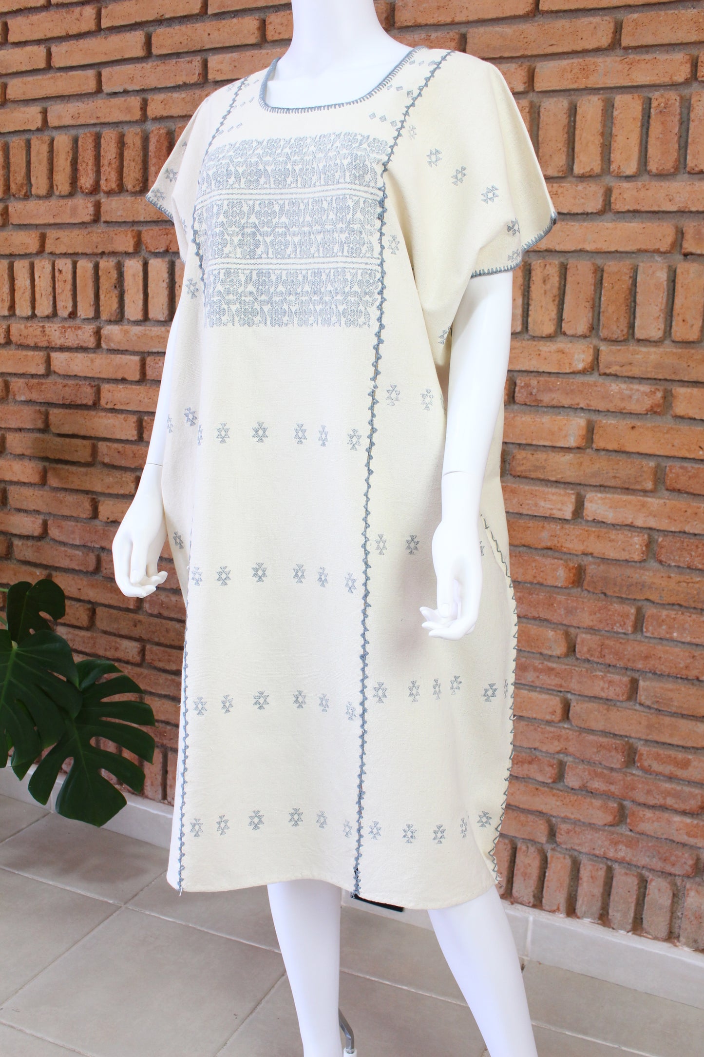 Vestido/Huipil Hecho a Mano Beige con Gris Mod. Amuzgos Tradicional Unitalla