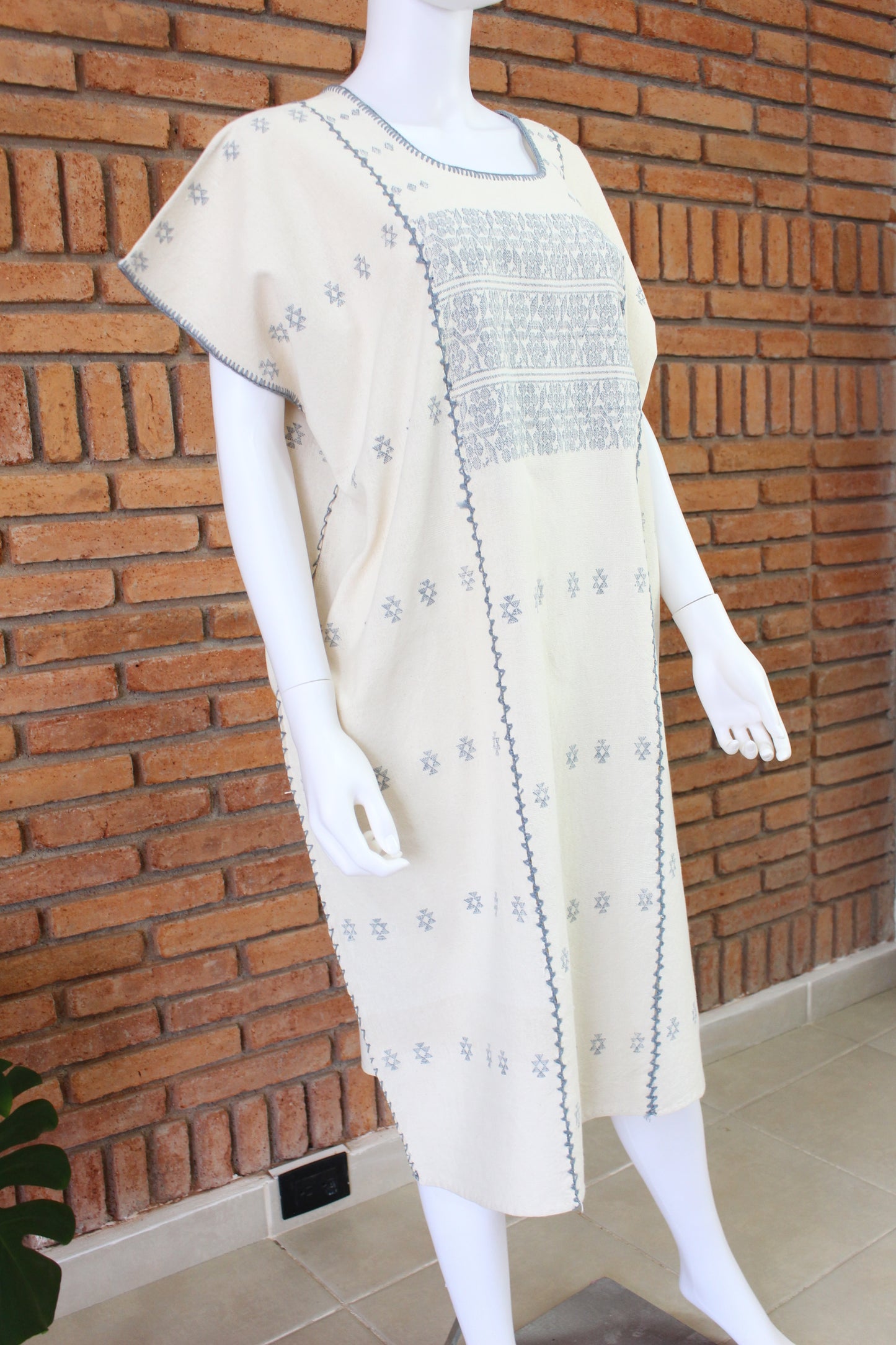Vestido/Huipil Hecho a Mano Beige con Gris Mod. Amuzgos Tradicional Unitalla