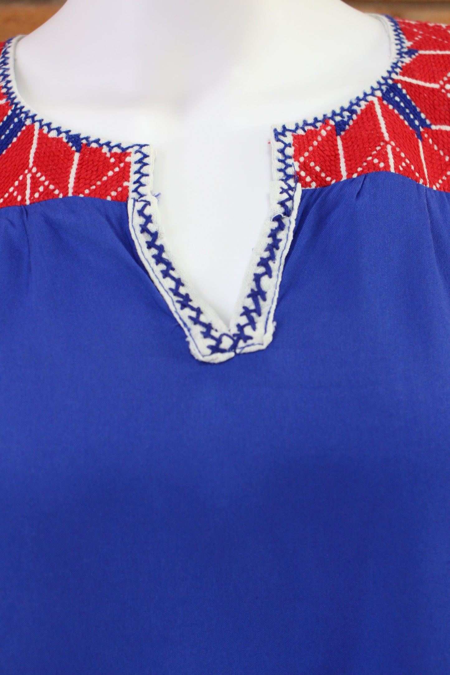 Blusa Hecha a Mano con Bordado Ejutla Mod. Tulipán En Tela De Rayón T-M