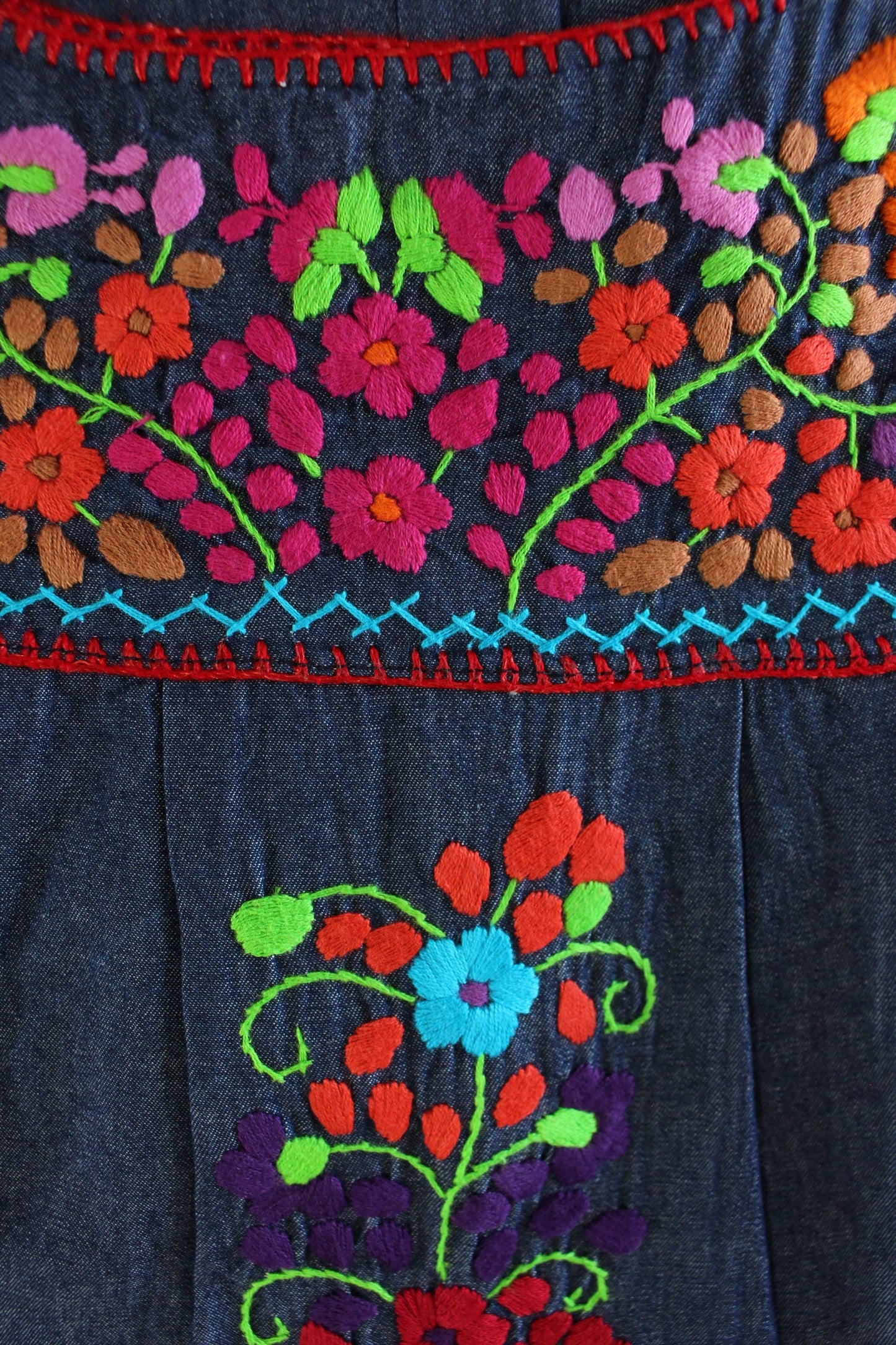 Vestido Mexicano Bordado a Mano Mod. Florecita Mezclilla