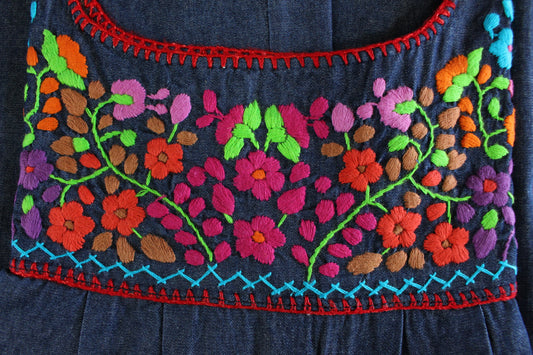 Vestido Mexicano Bordado a Mano Mod. Florecita Mezclilla
