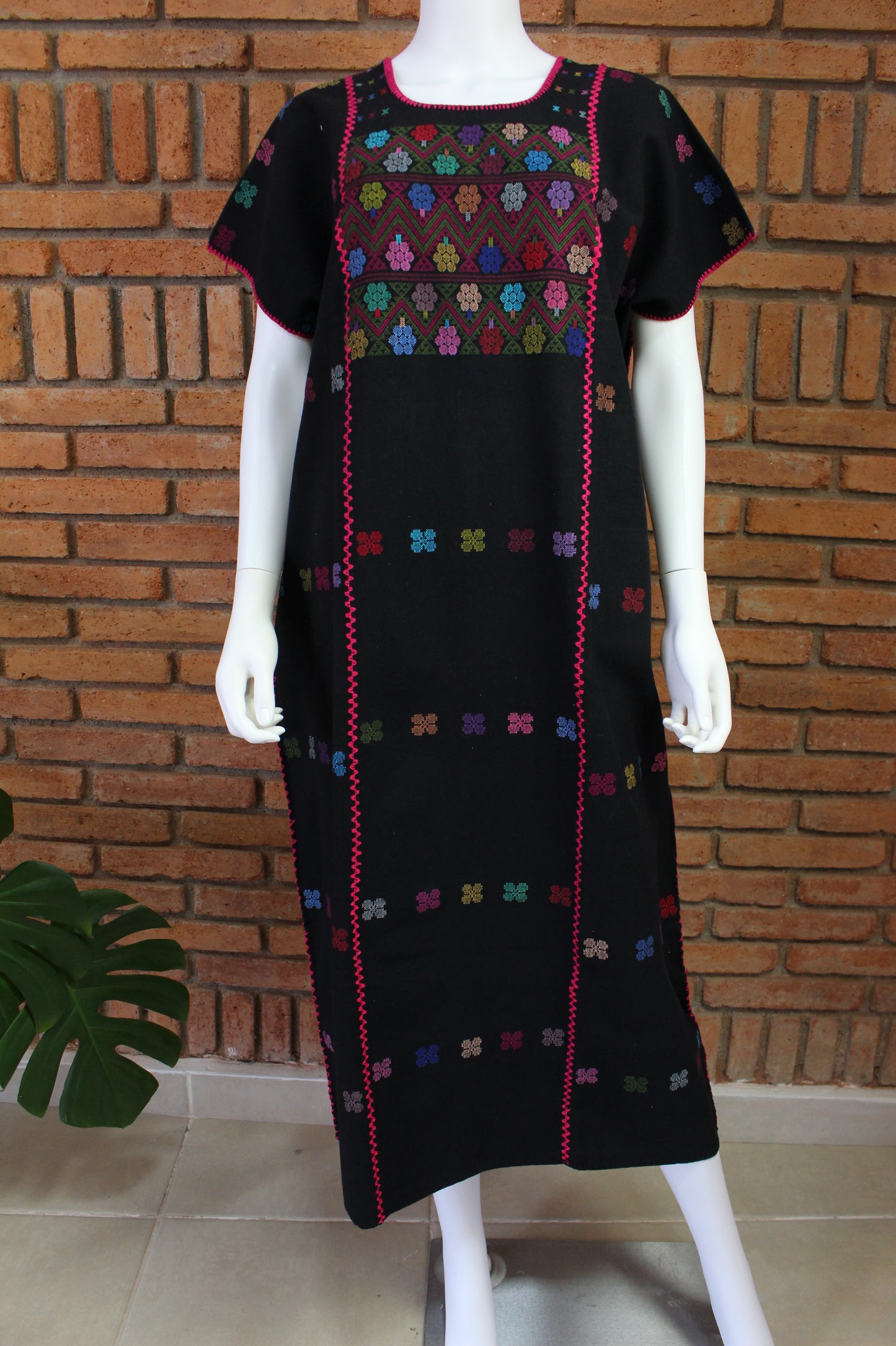 Vestido/Huipil Hecho a Mano Mod. Amuzgo 3 Tiras Negro con Multicolor Unitalla.