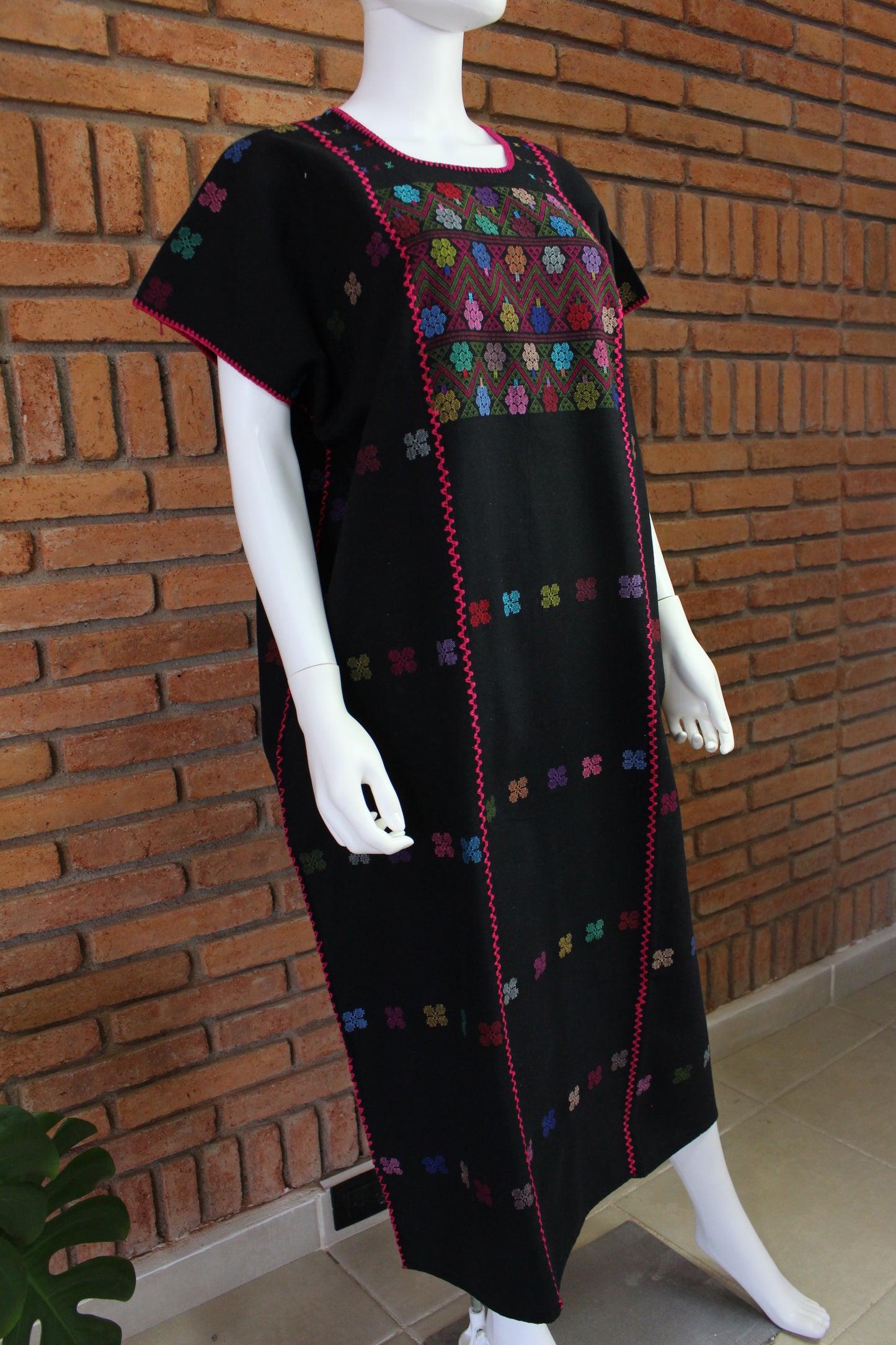 Vestido/Huipil Hecho a Mano Mod. Amuzgo 3 Tiras Negro con Multicolor Unitalla.