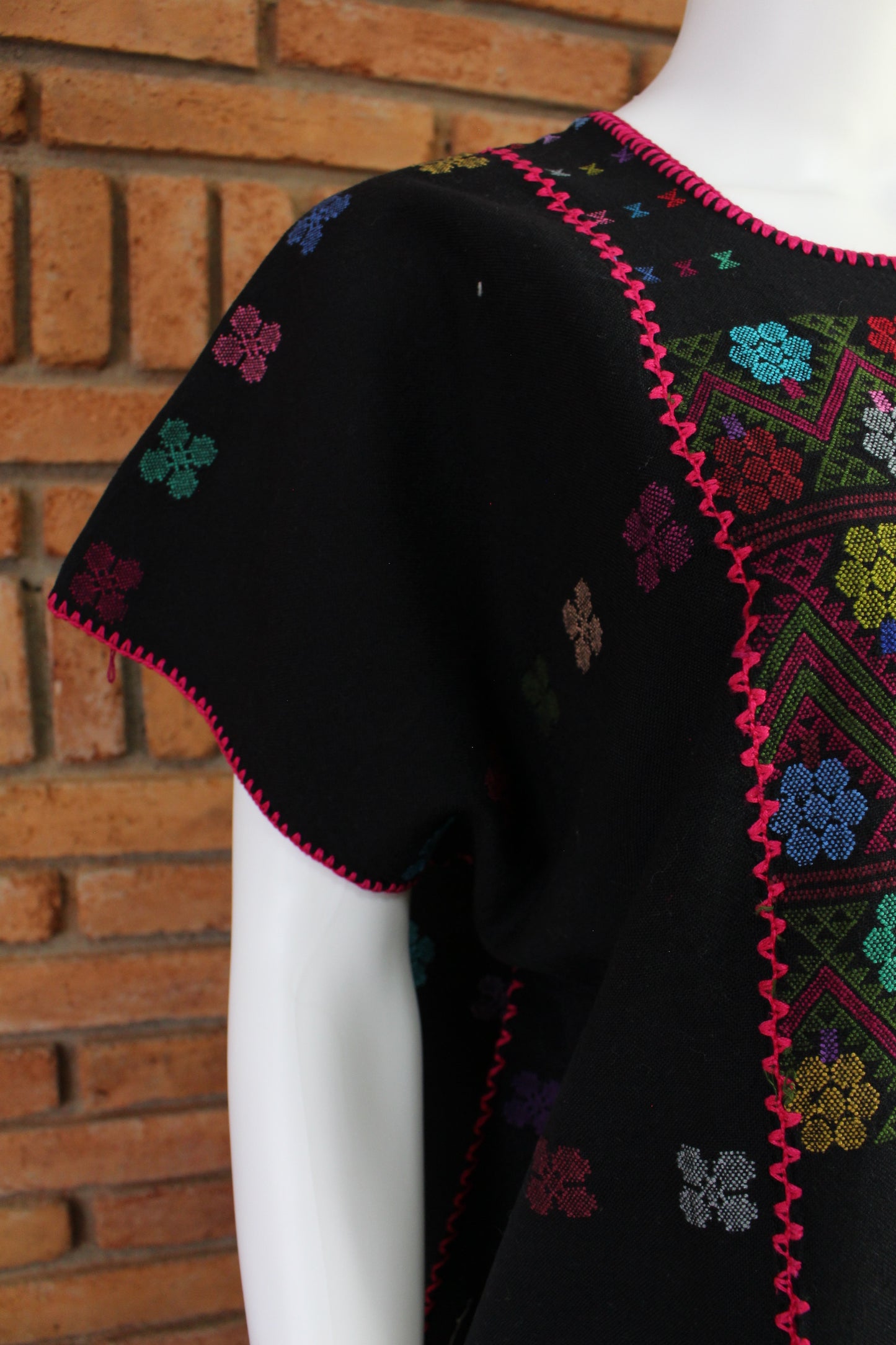 Vestido/Huipil Hecho a Mano Mod. Amuzgo 3 Tiras Negro con Multicolor Unitalla.