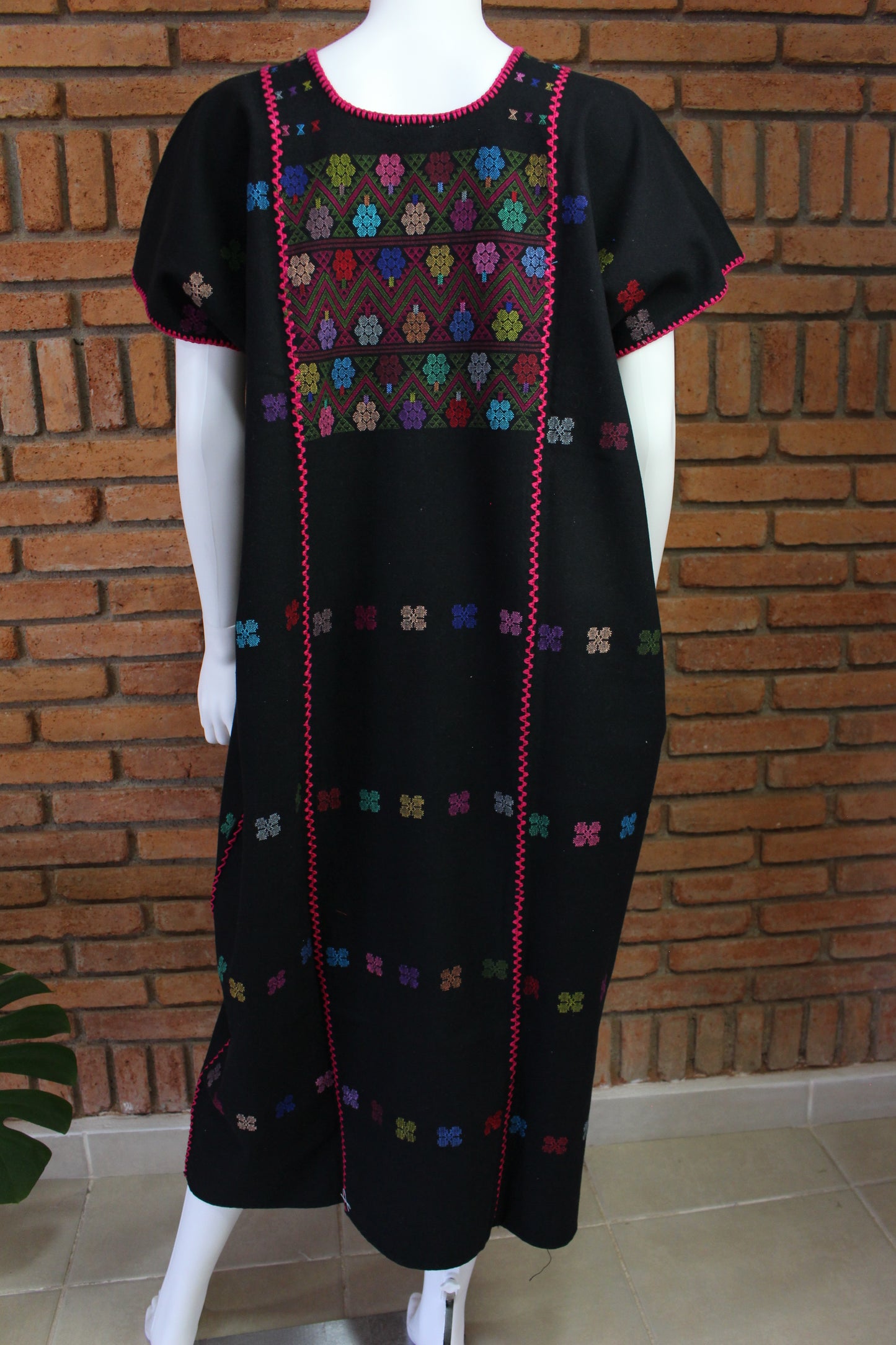 Vestido/Huipil Hecho a Mano Mod. Amuzgo 3 Tiras Negro con Multicolor Unitalla.