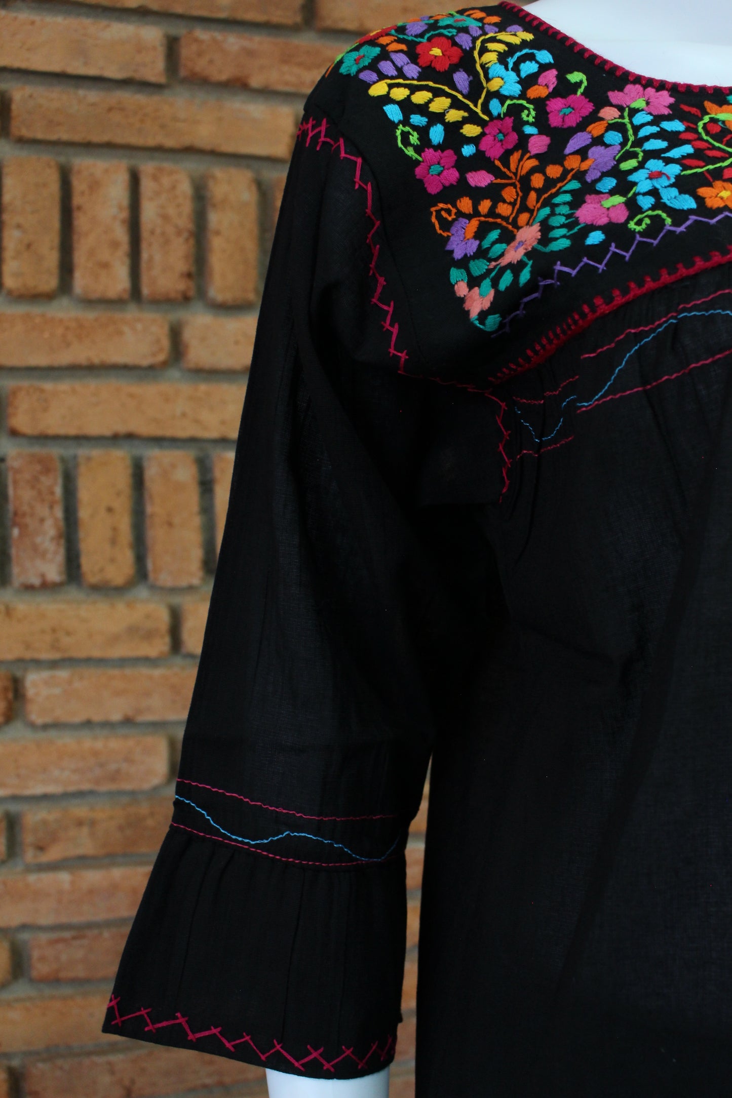 Blusa Mexicana Bordada a Mano Multicolor Manta Negro Mod. Diana.