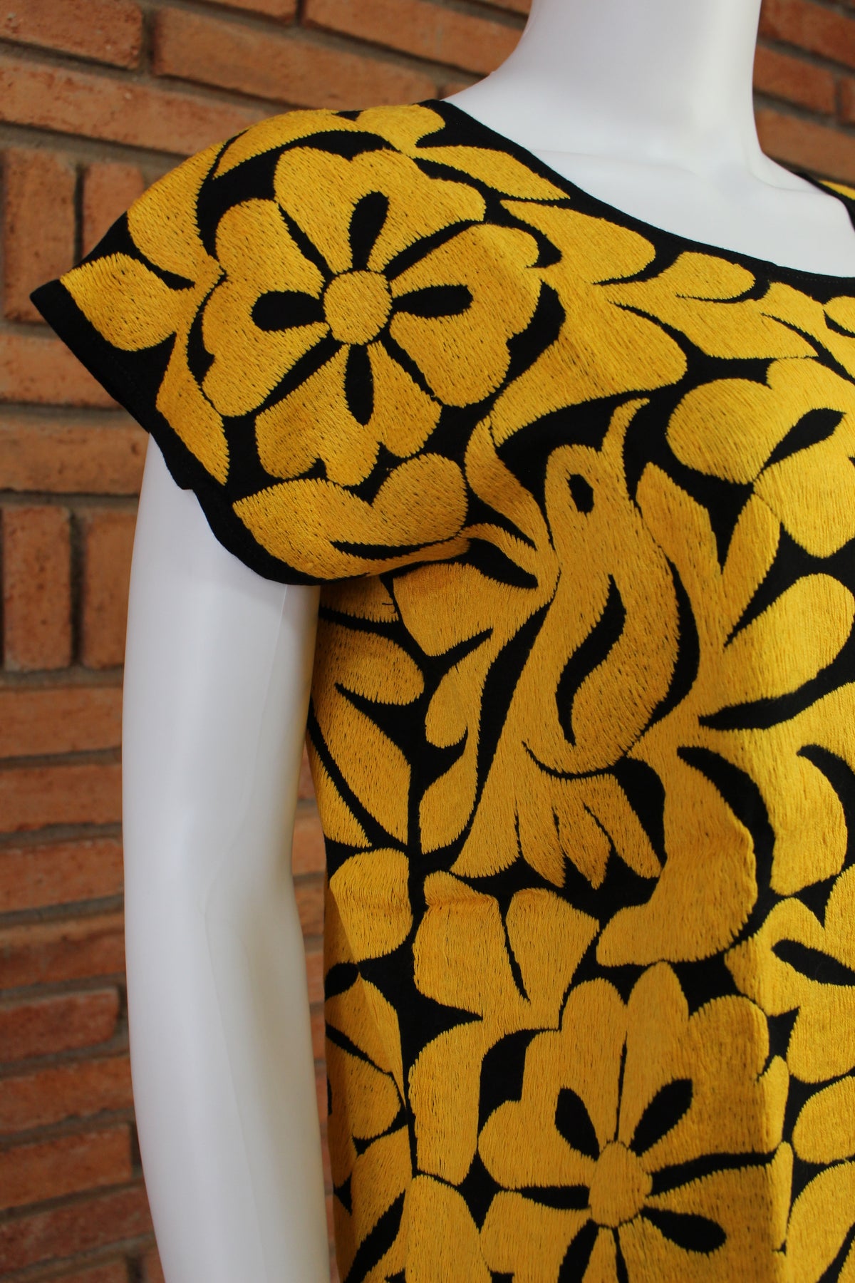 Blusa Bordada a Mano Mod. Jalapa Unitalla Amarillo.