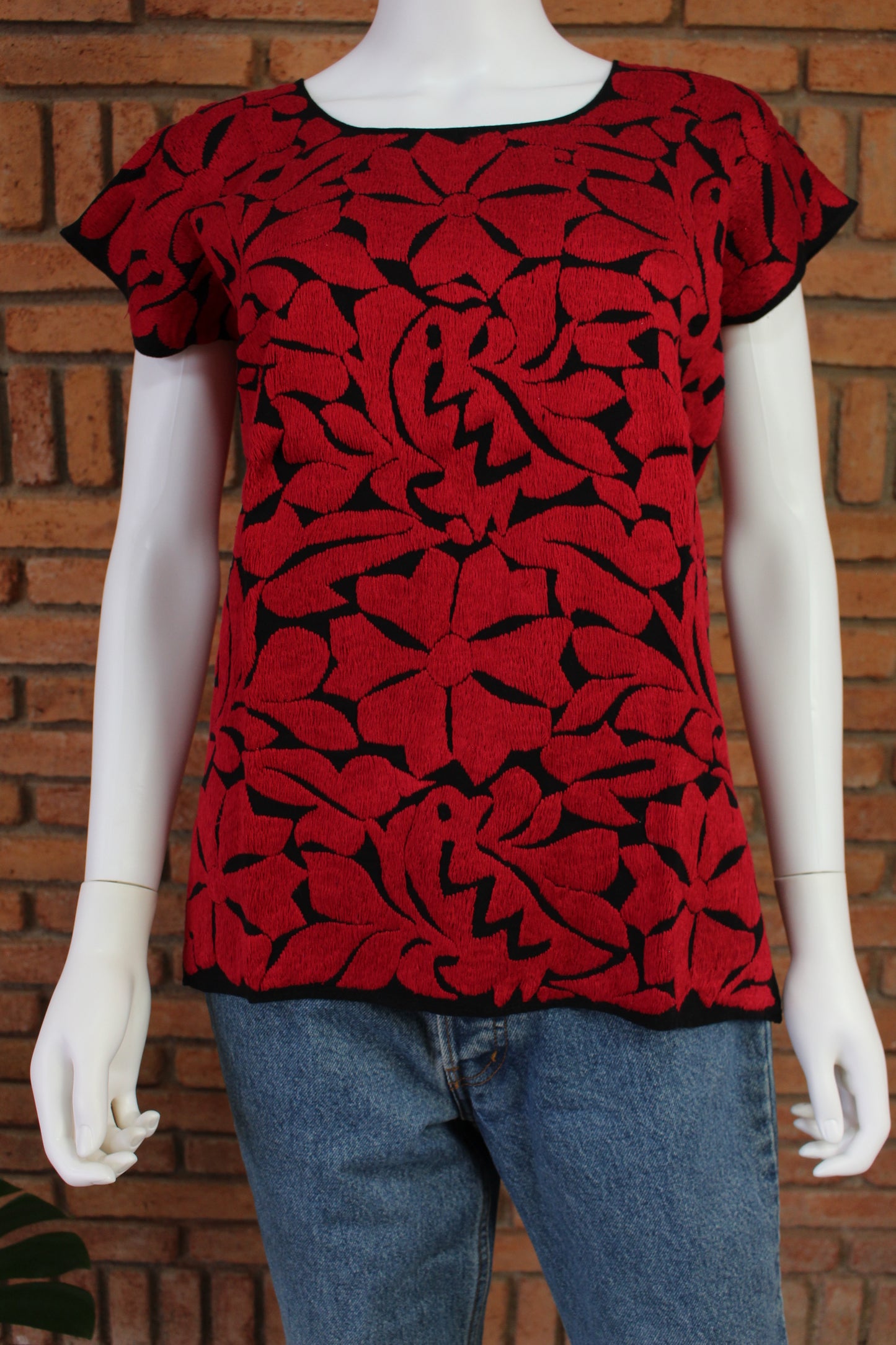 Blusa Bordada a Mano Negro con Rojo Mod. Jalapa Unitalla.