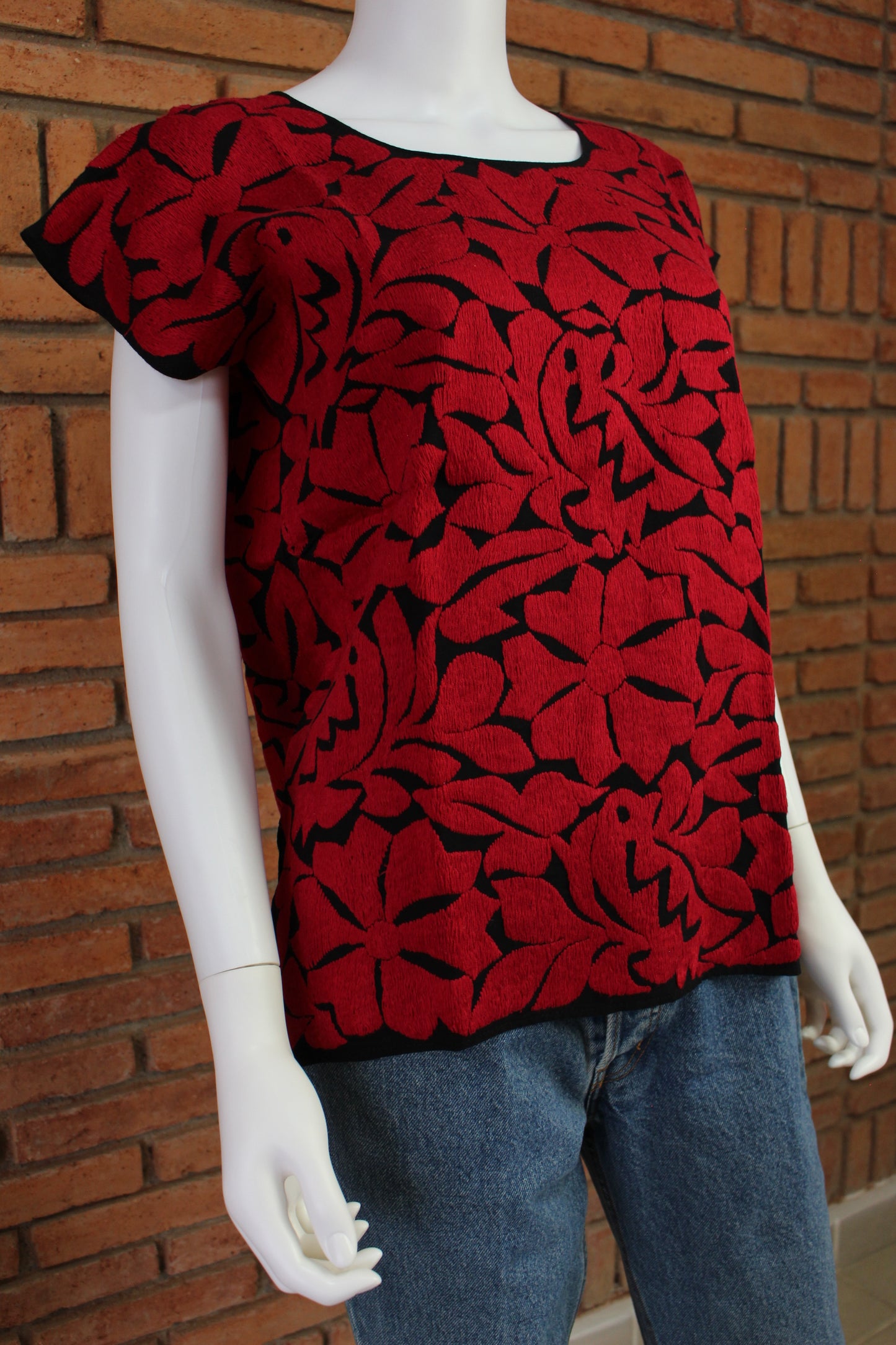 Blusa Bordada a Mano Negro con Rojo Mod. Jalapa Unitalla.