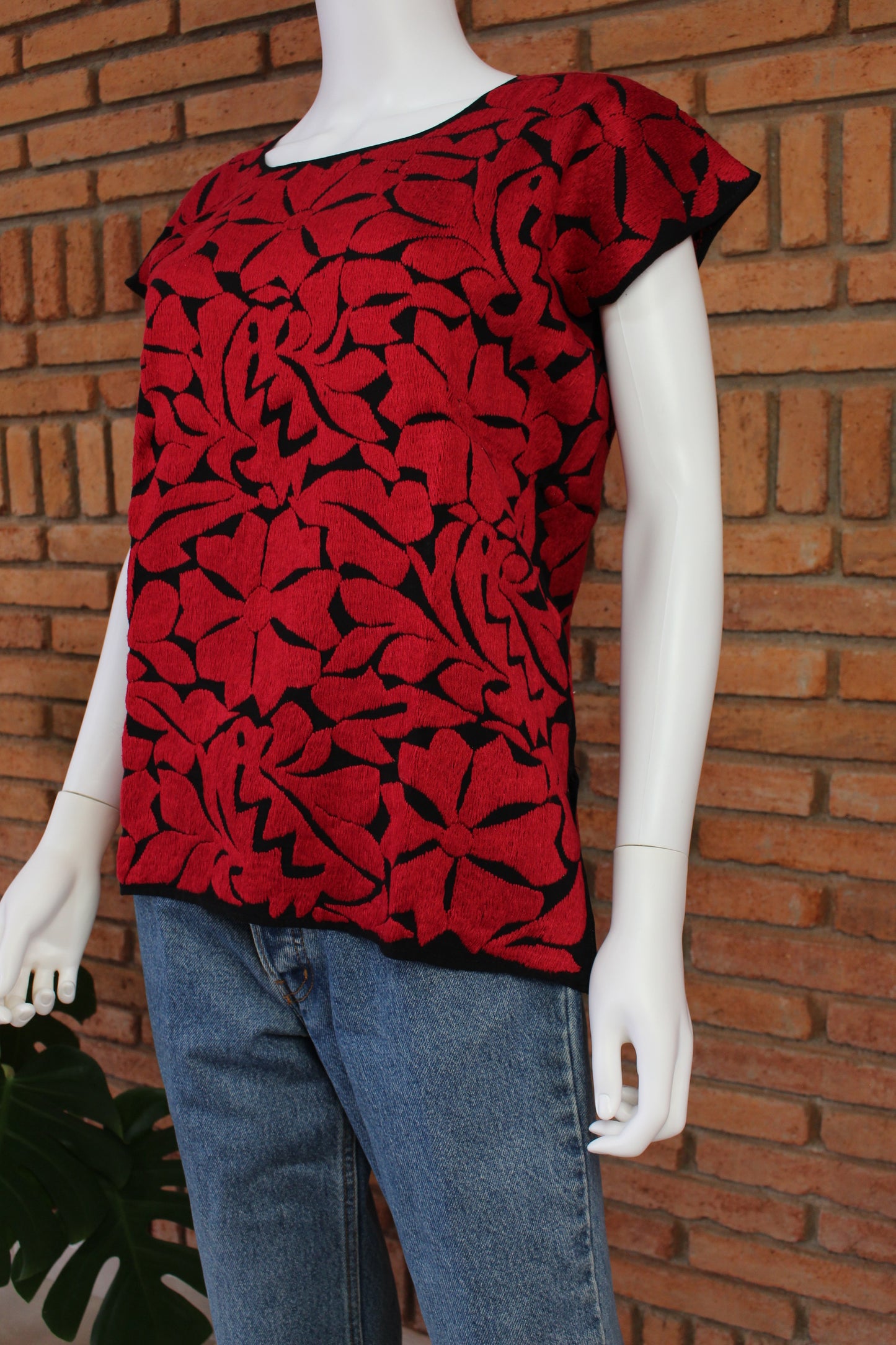 Blusa Bordada a Mano Negro con Rojo Mod. Jalapa Unitalla.
