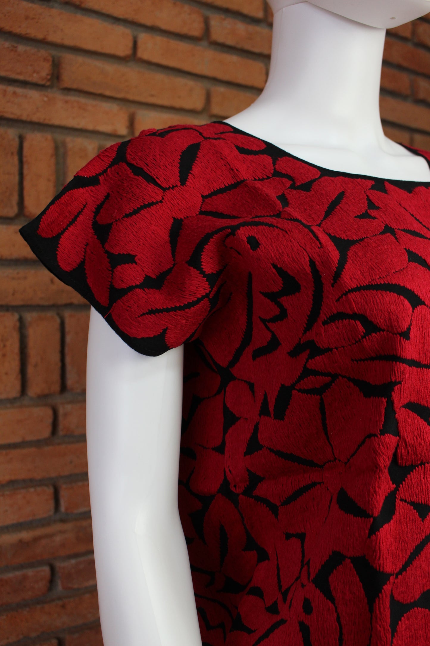 Blusa Bordada a Mano Negro con Rojo Mod. Jalapa Unitalla.