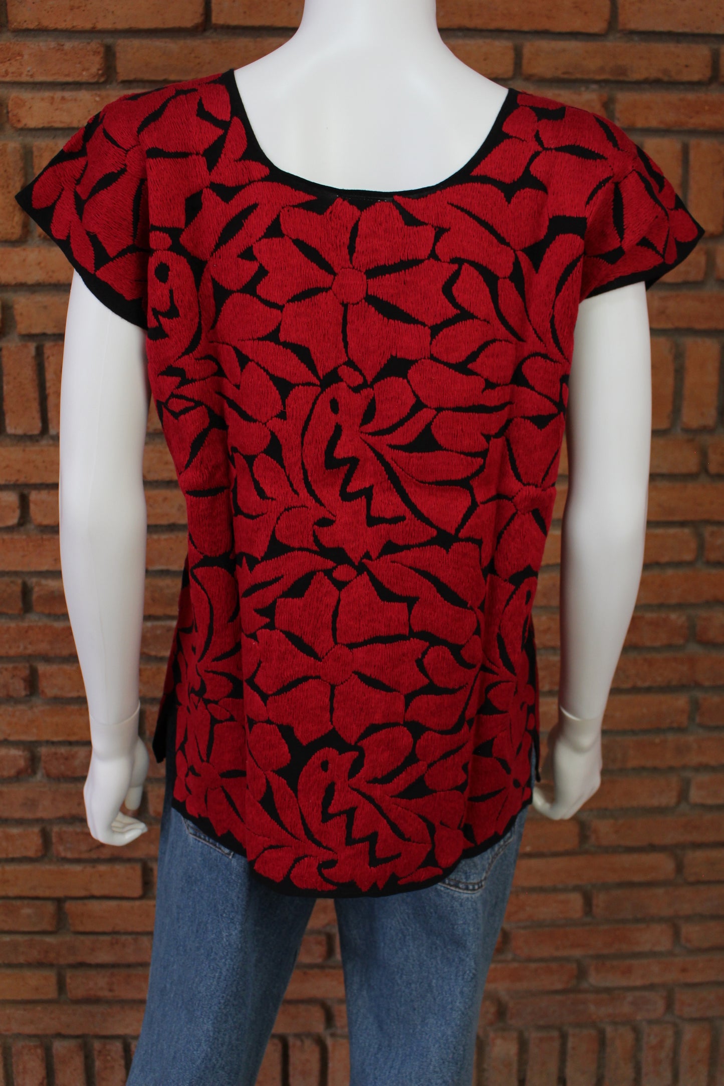 Blusa Bordada a Mano Negro con Rojo Mod. Jalapa Unitalla.