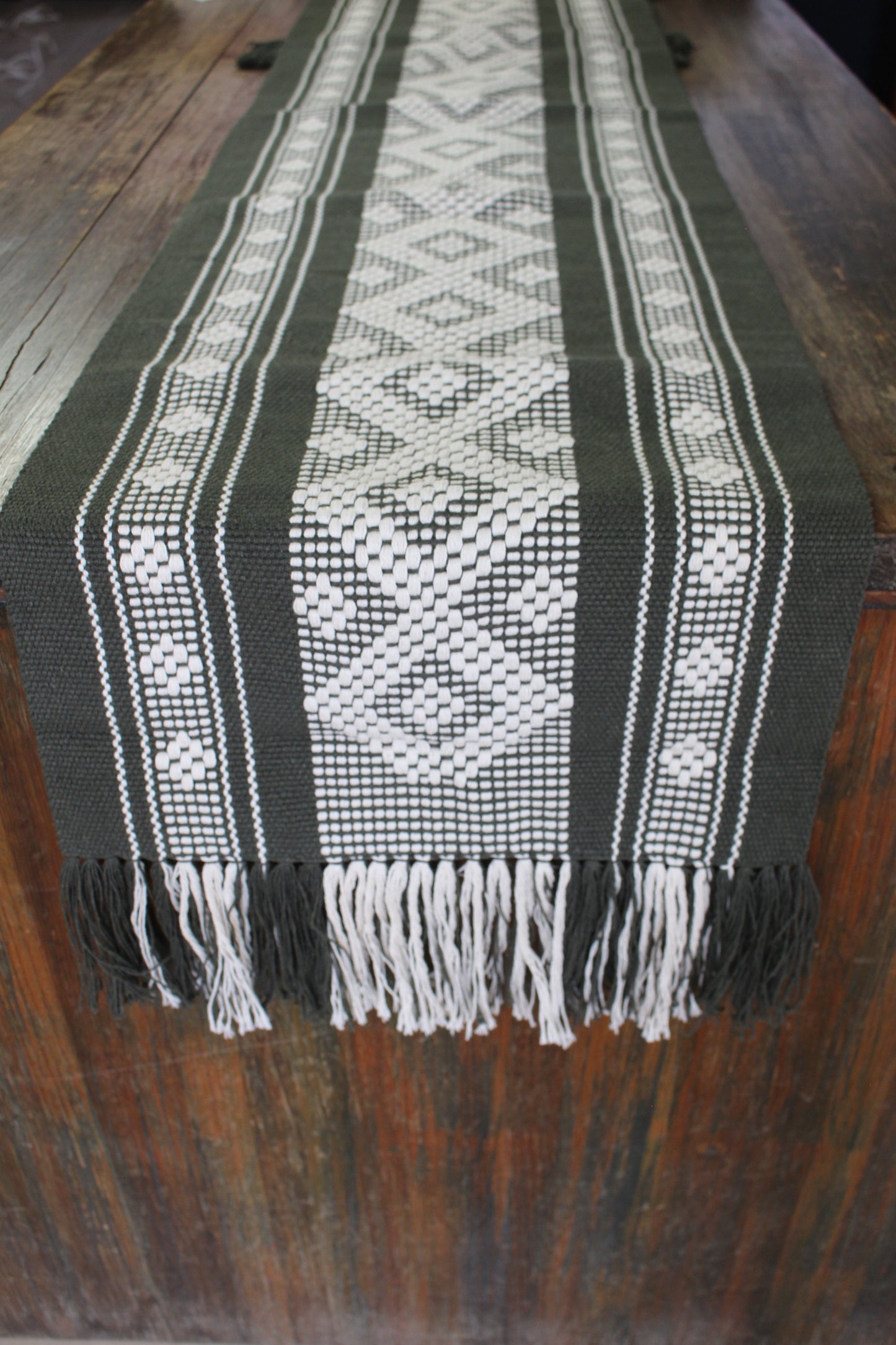 Caminos de Mesa Hecho en Telar de Cintura (diferentes colores).