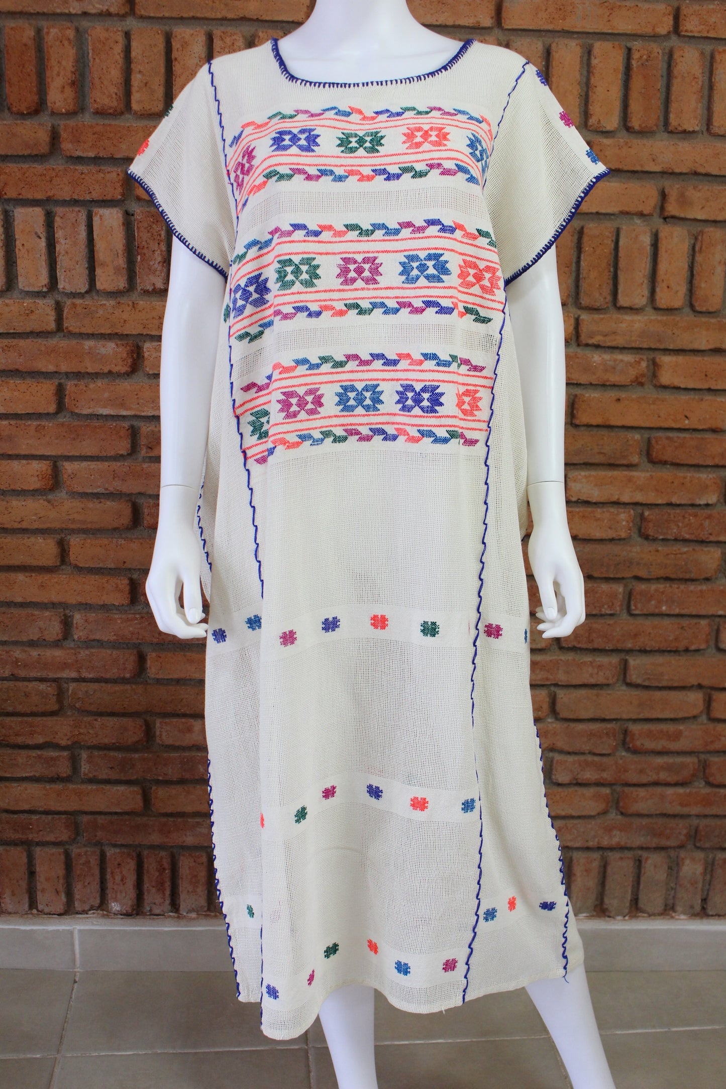 Vestido Hecho a Mano Mod. Amuzgo Beige con Brocados Multicolor Unitalla.