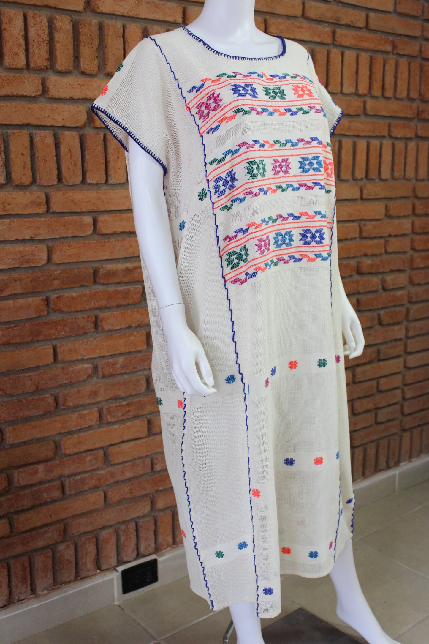 Vestido Hecho a Mano Mod. Amuzgo Beige con Brocados Multicolor Unitalla.