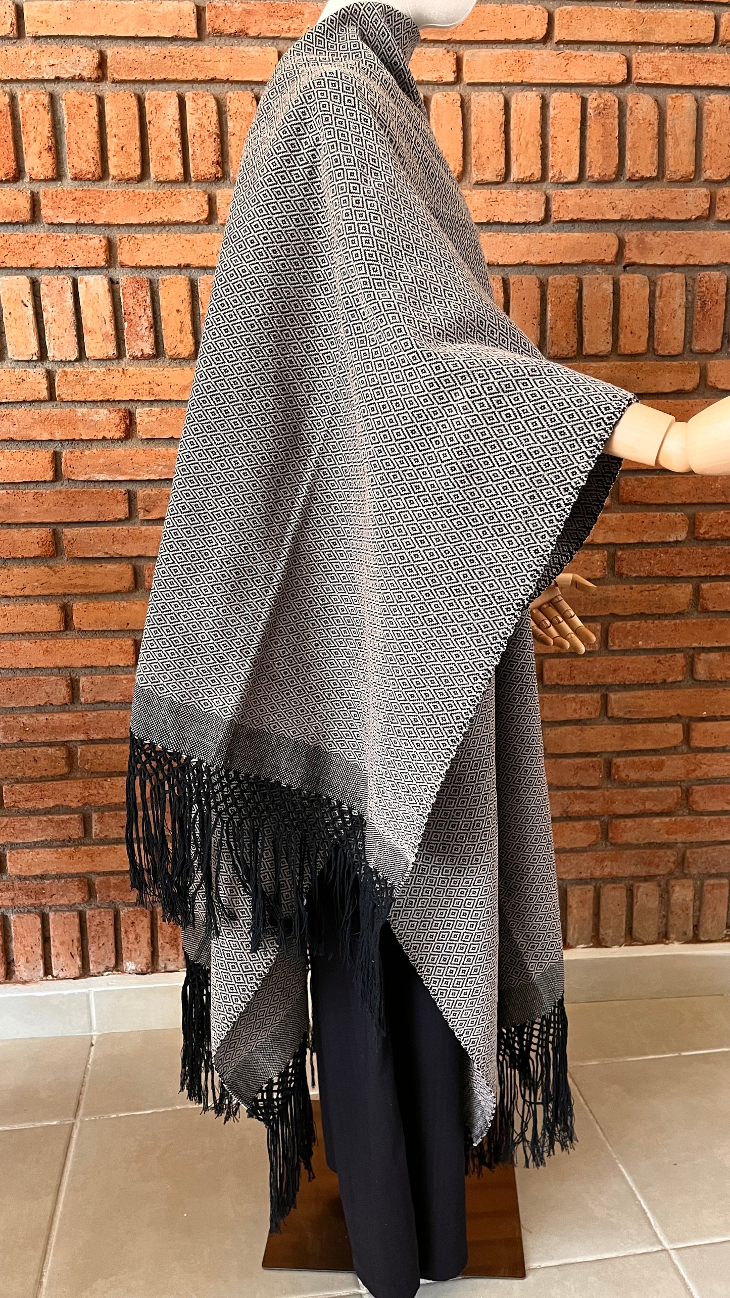 Poncho/Ruana Hecho en Telar Mod. Rombo Unitalla