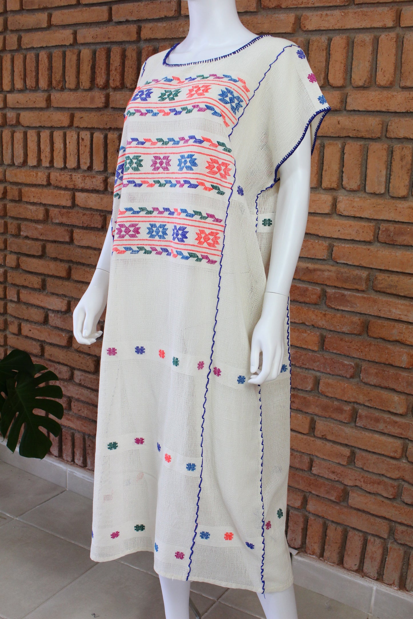 Vestido Hecho a Mano Mod. Amuzgo Beige con Brocados Multicolor Unitalla.
