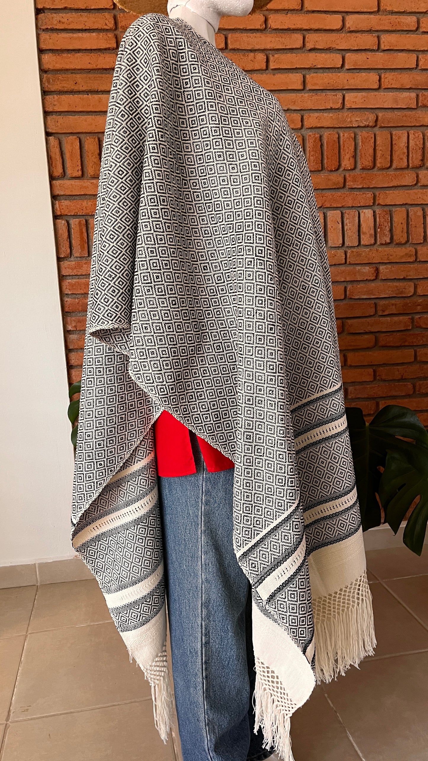 Poncho/Ruana Hecho en Telar Mod. Rombo Unitalla