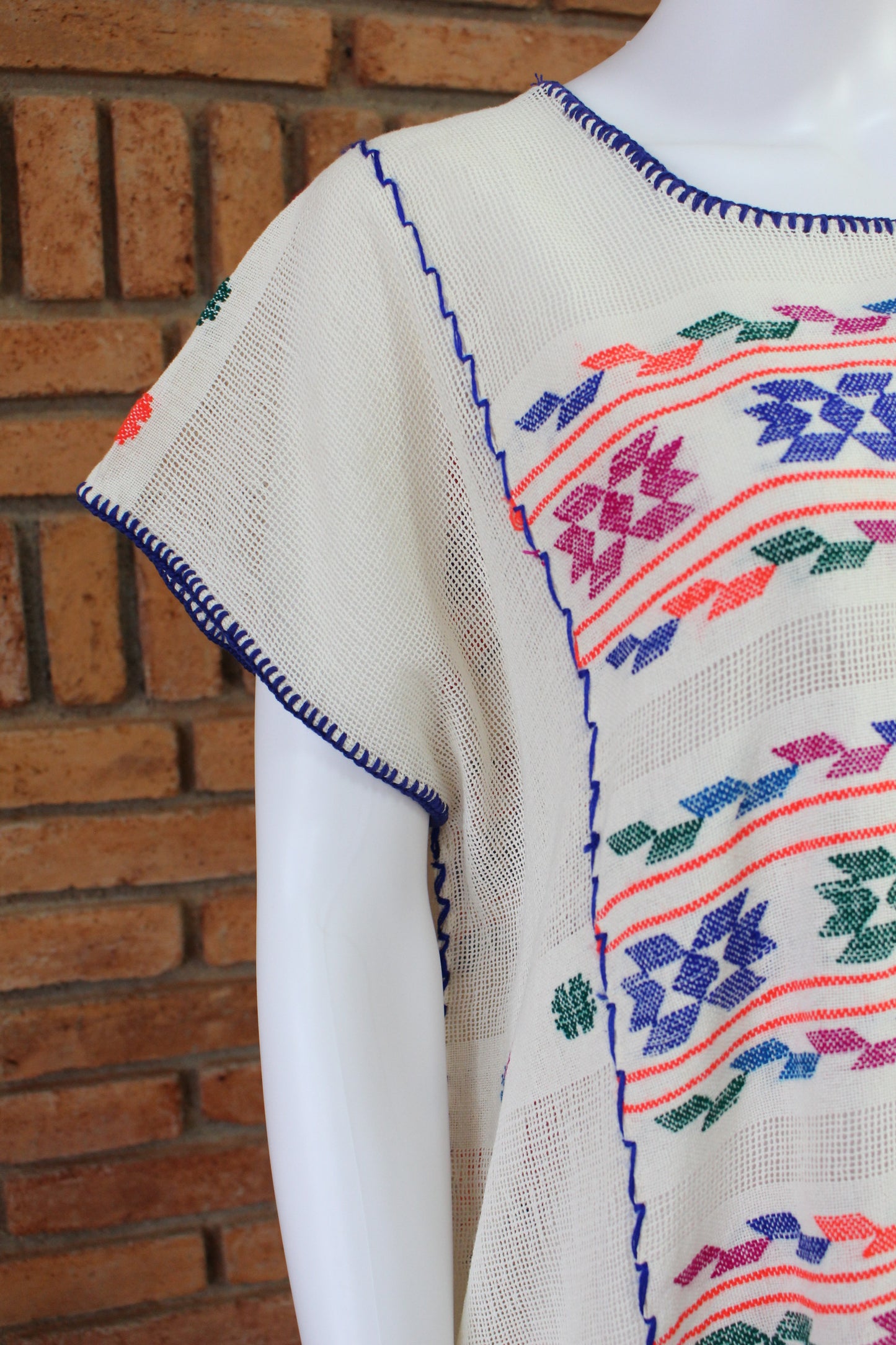Vestido Hecho a Mano Mod. Amuzgo Beige con Brocados Multicolor Unitalla.