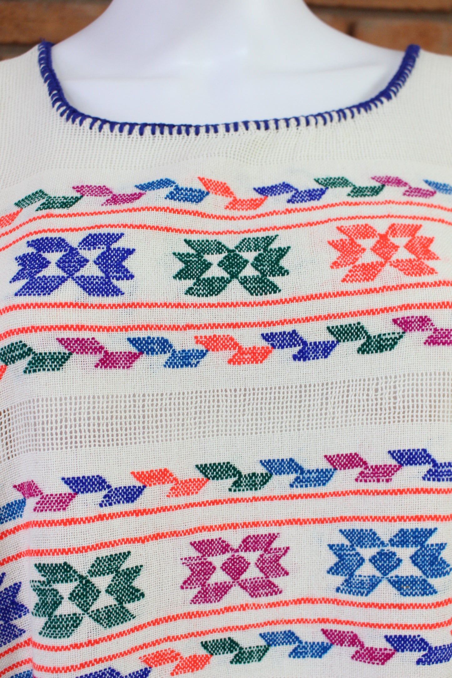Vestido Hecho a Mano Mod. Amuzgo Beige con Brocados Multicolor Unitalla.