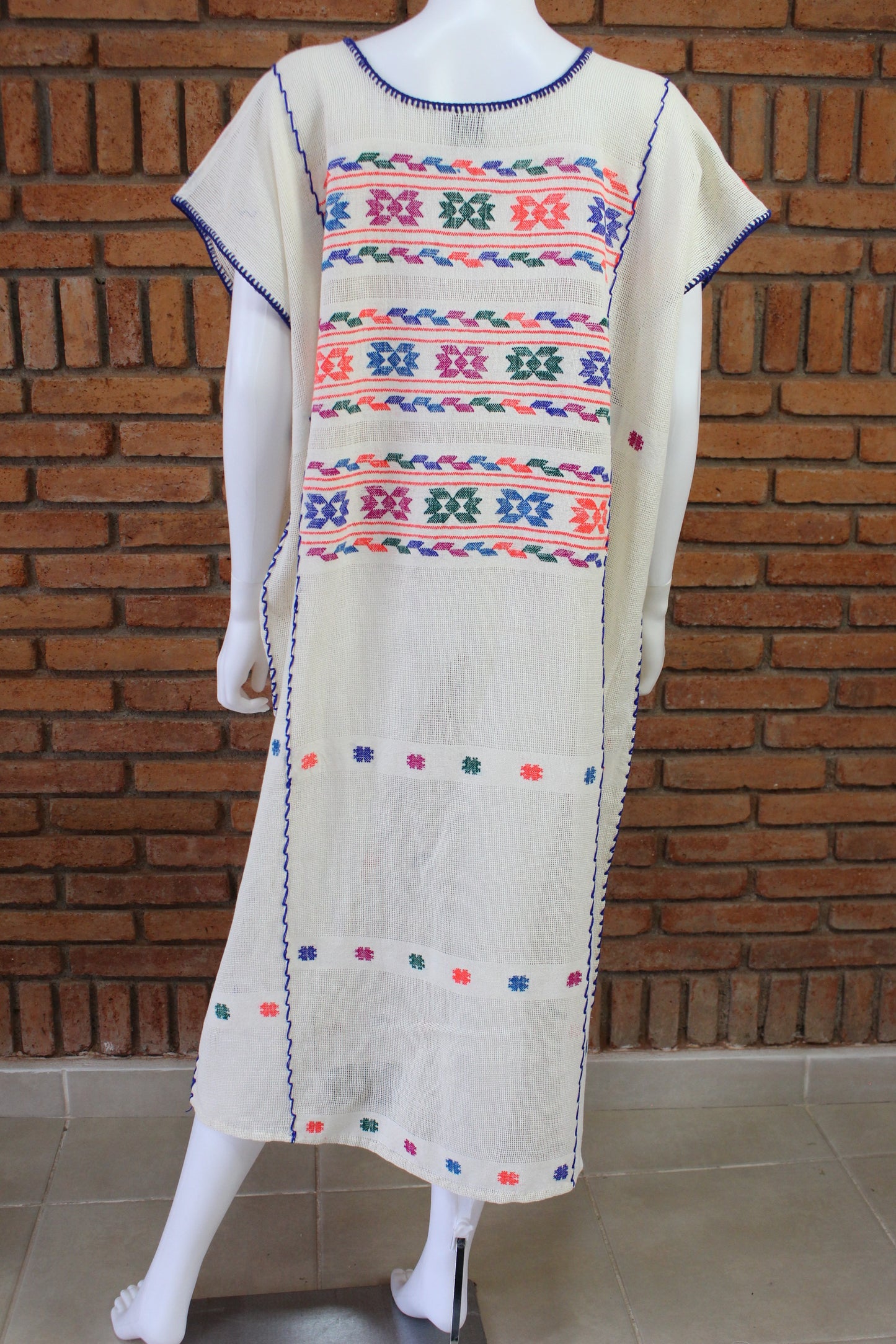 Vestido Hecho a Mano Mod. Amuzgo Beige con Brocados Multicolor Unitalla.