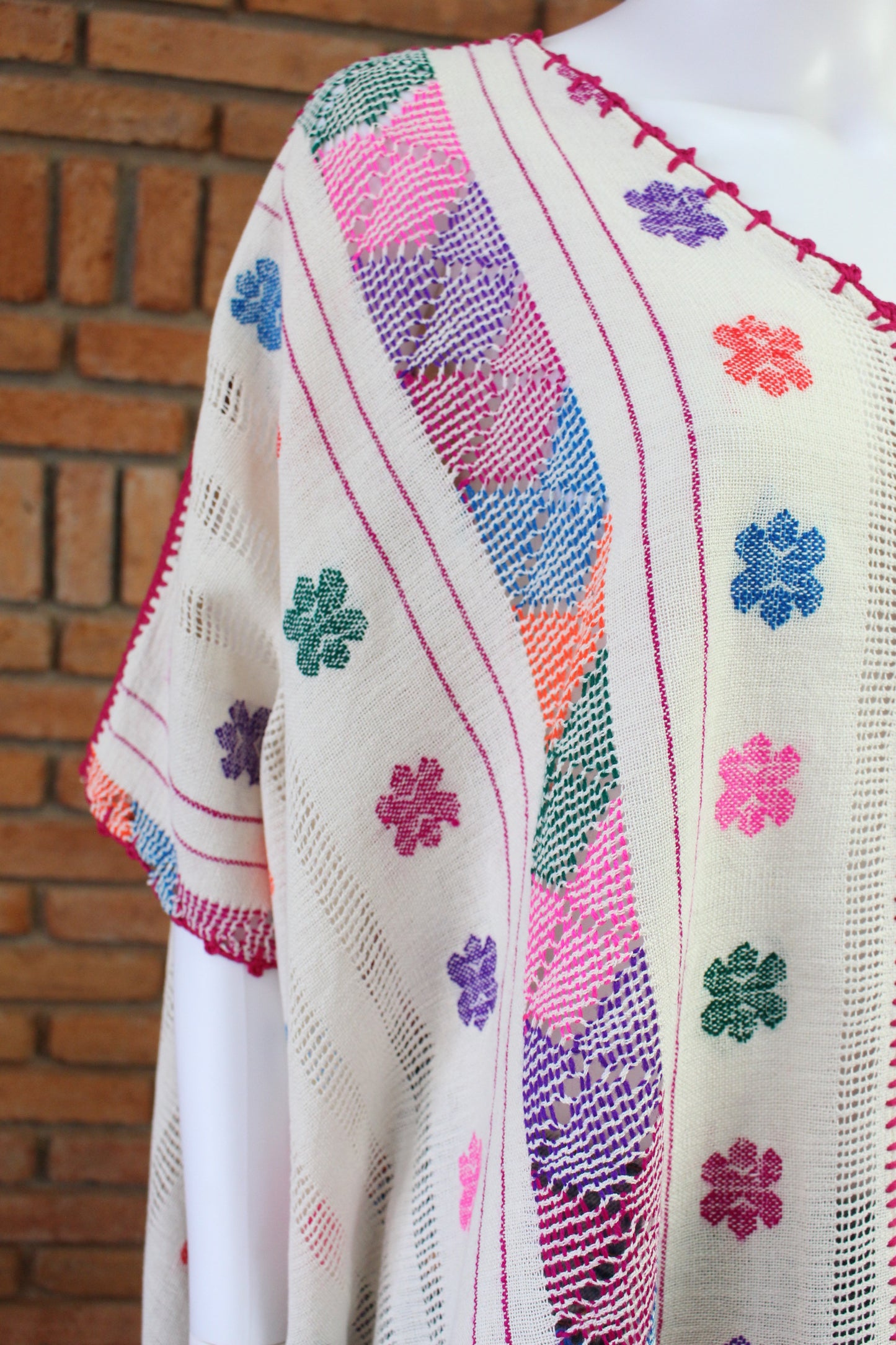 Blusa/Blusón Hecha en Telar Mod. Paloma Beige/Multicolor Unitalla.