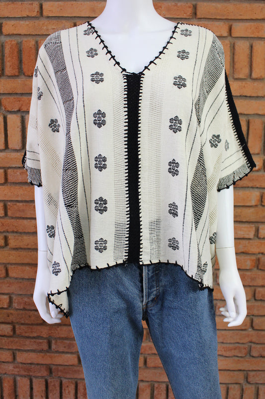 Blusa/Blusón Hecha en Telar Mod. Paloma Beige/Negro Unitalla.