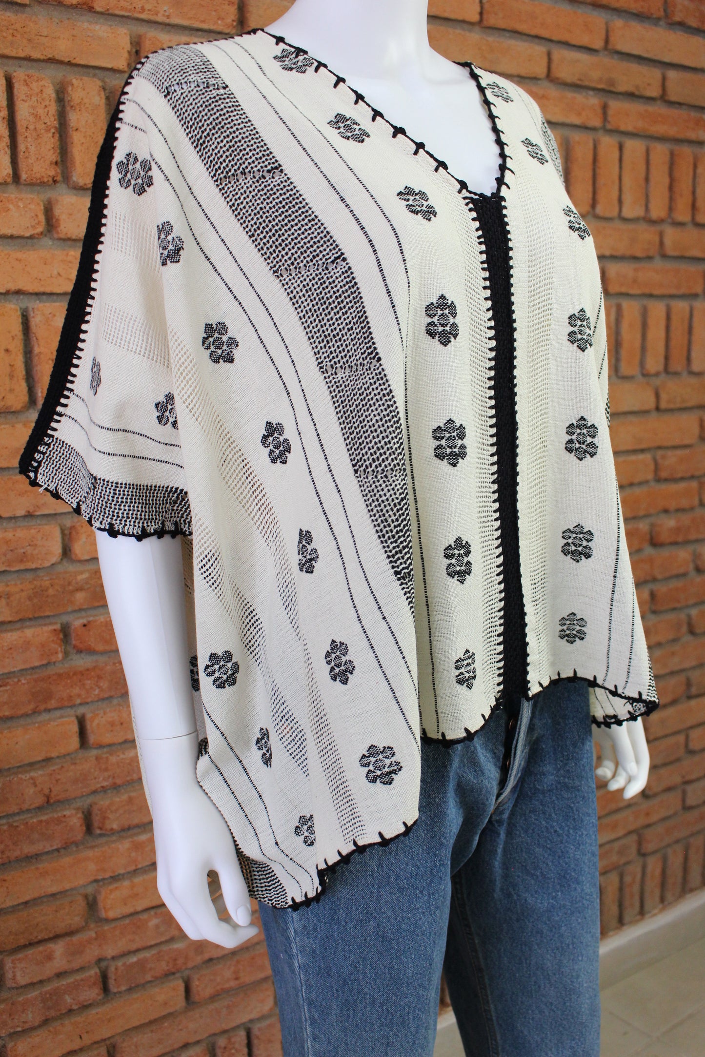 Blusa/Blusón Hecha en Telar Mod. Paloma Beige/Negro Unitalla.