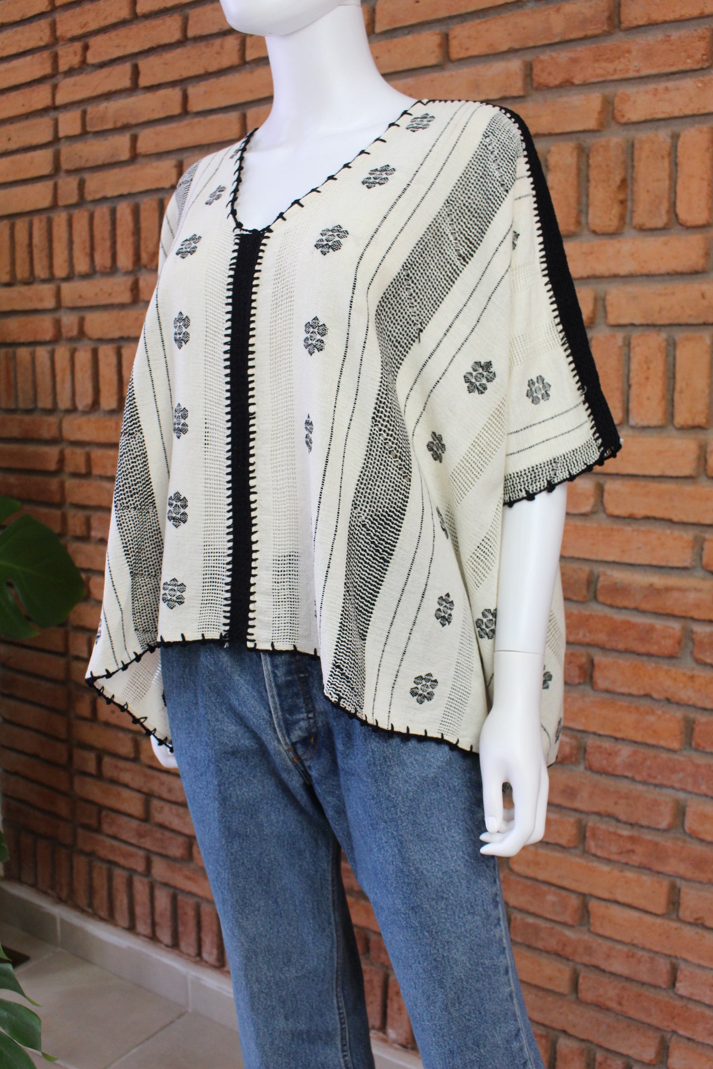 Blusa/Blusón Hecha en Telar Mod. Paloma Beige/Negro Unitalla.