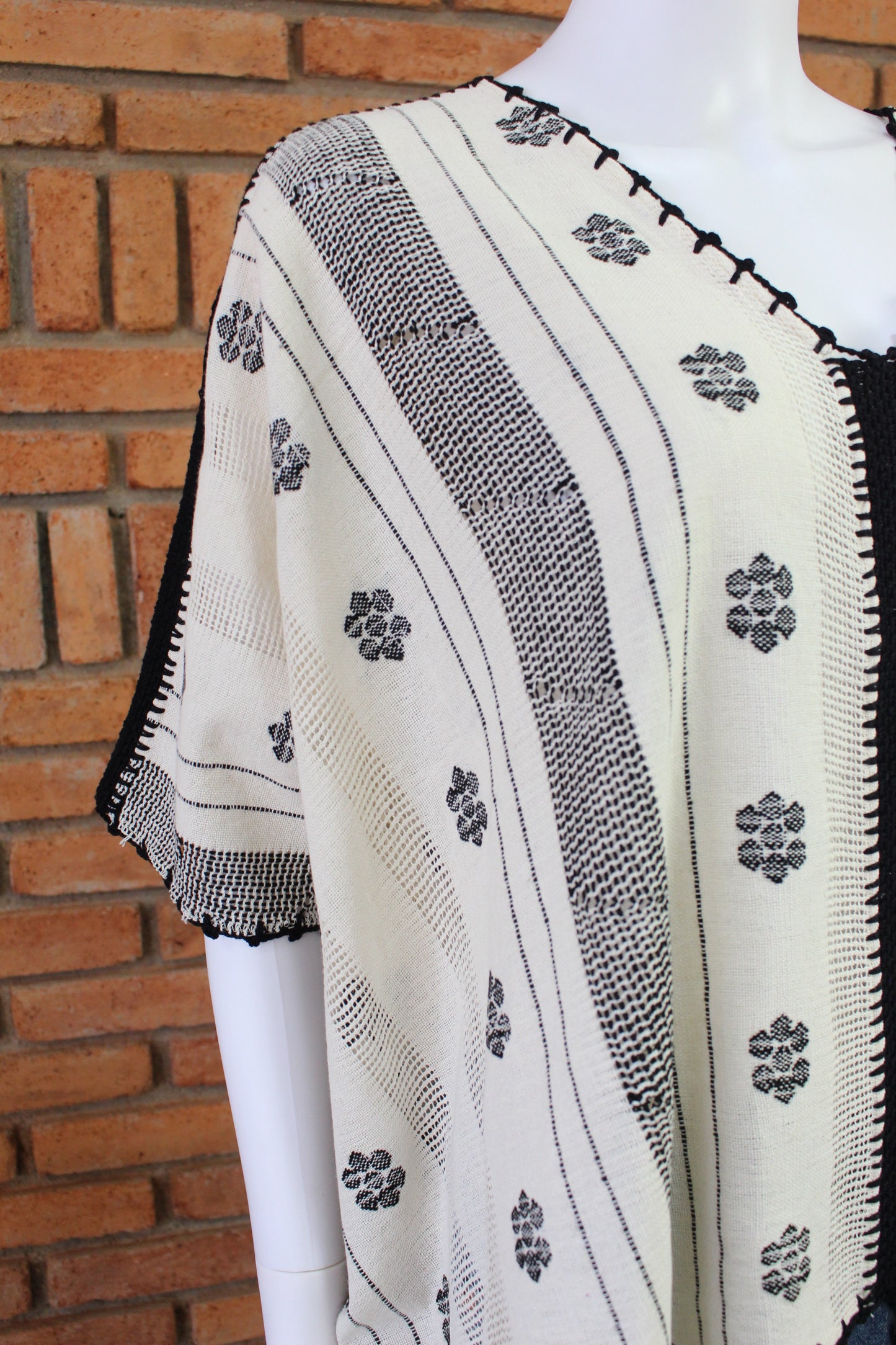 Blusa/Blusón Hecha en Telar Mod. Paloma Beige/Negro Unitalla.