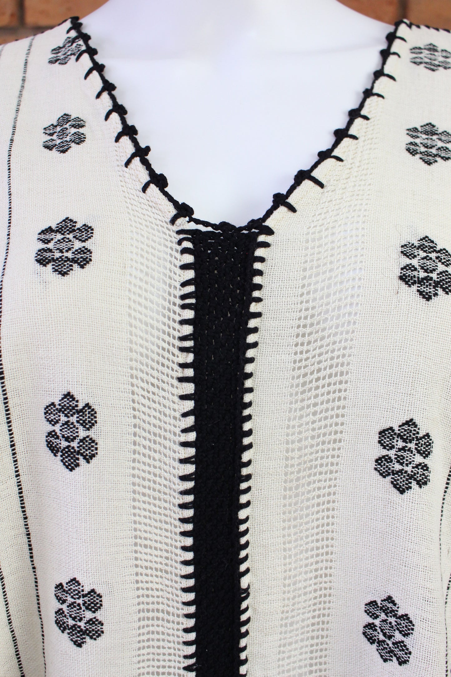 Blusa/Blusón Hecha en Telar Mod. Paloma Beige/Negro Unitalla.